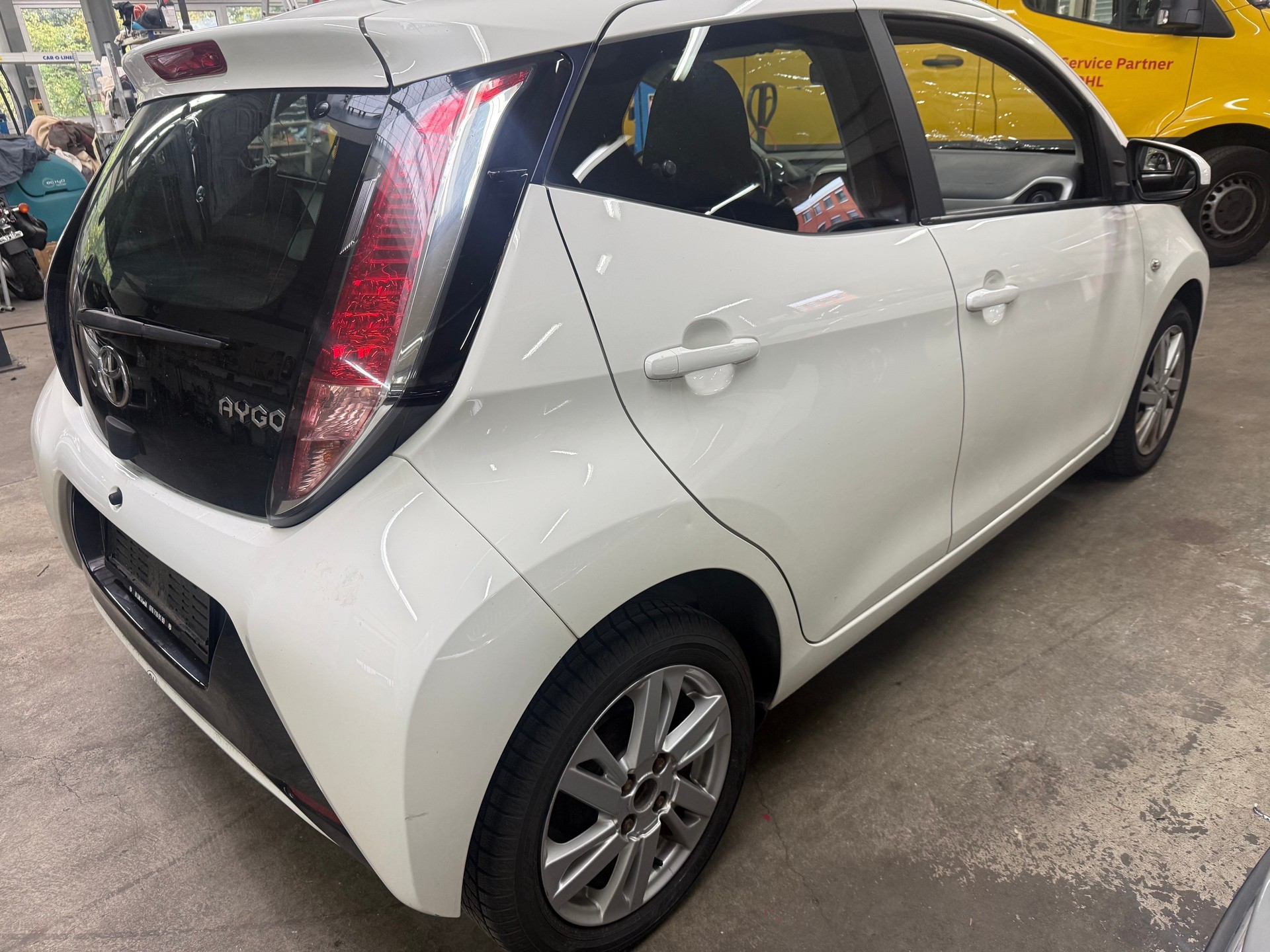 TOYOTA Aygo 1.0 VVT-i x-play-image-1