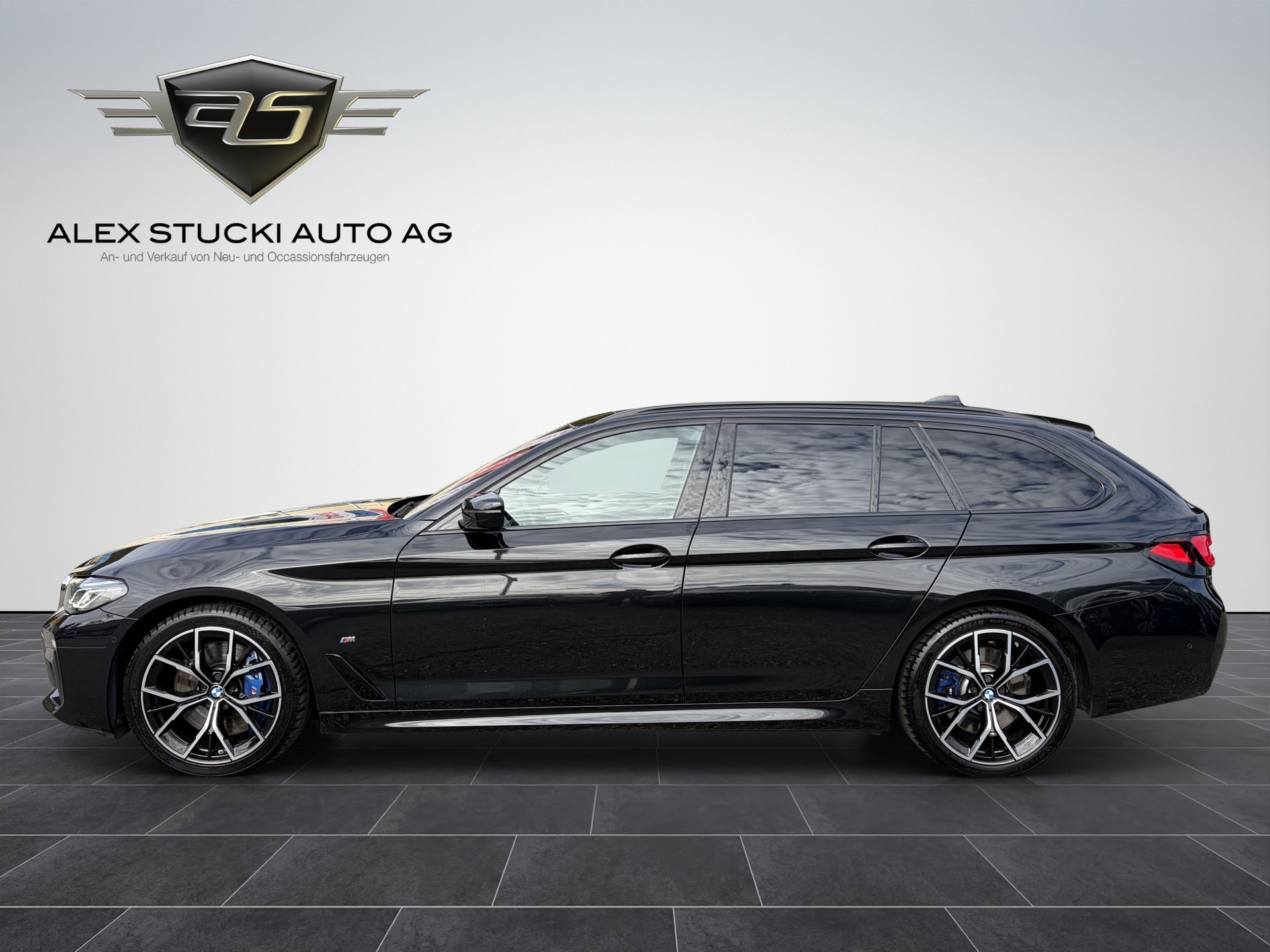 BMW 530d xDrive 48V Touring M Sport Steptronic-image-3
