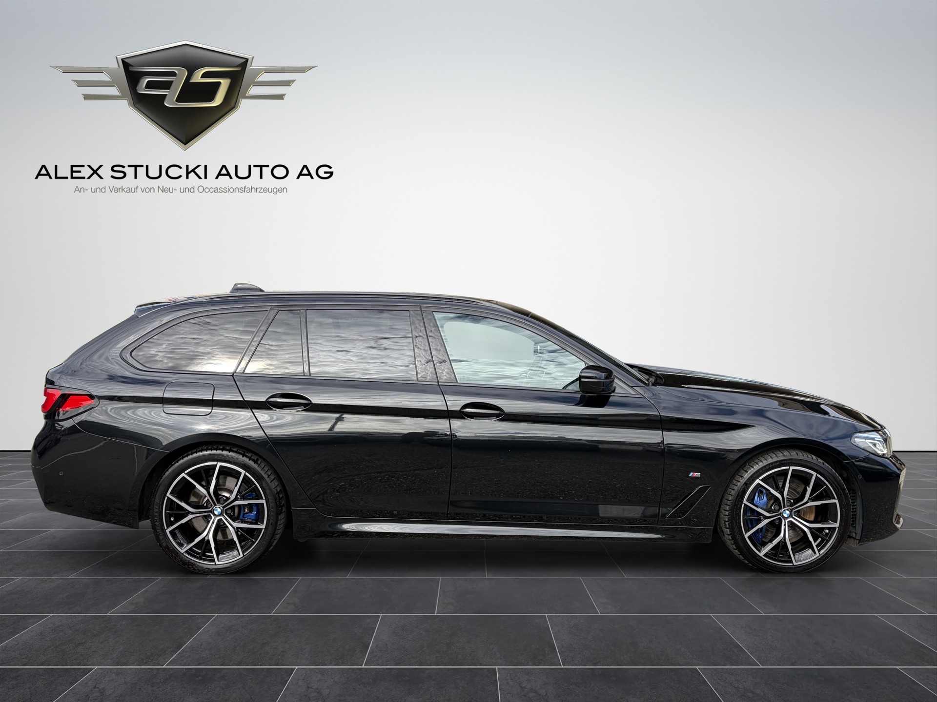 BMW 530d xDrive 48V Touring M Sport Steptronic-image-7