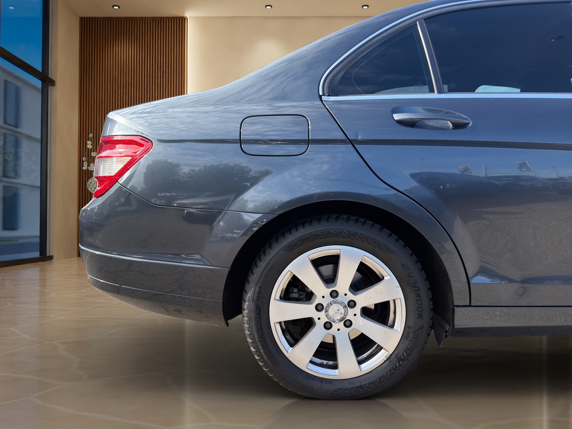 MERCEDES-BENZ C 180 CGI BlueEfficiency Avantgarde Automatic-image-21