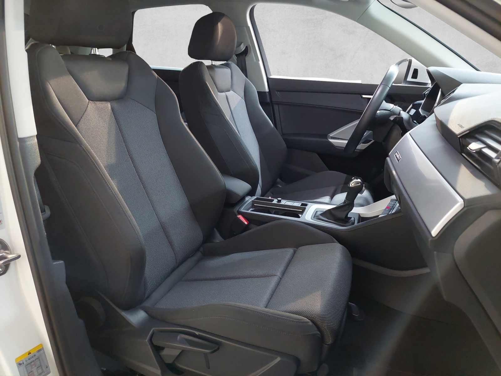 AUDI Q3 35 TDI S line quattro S-tronic-image-8