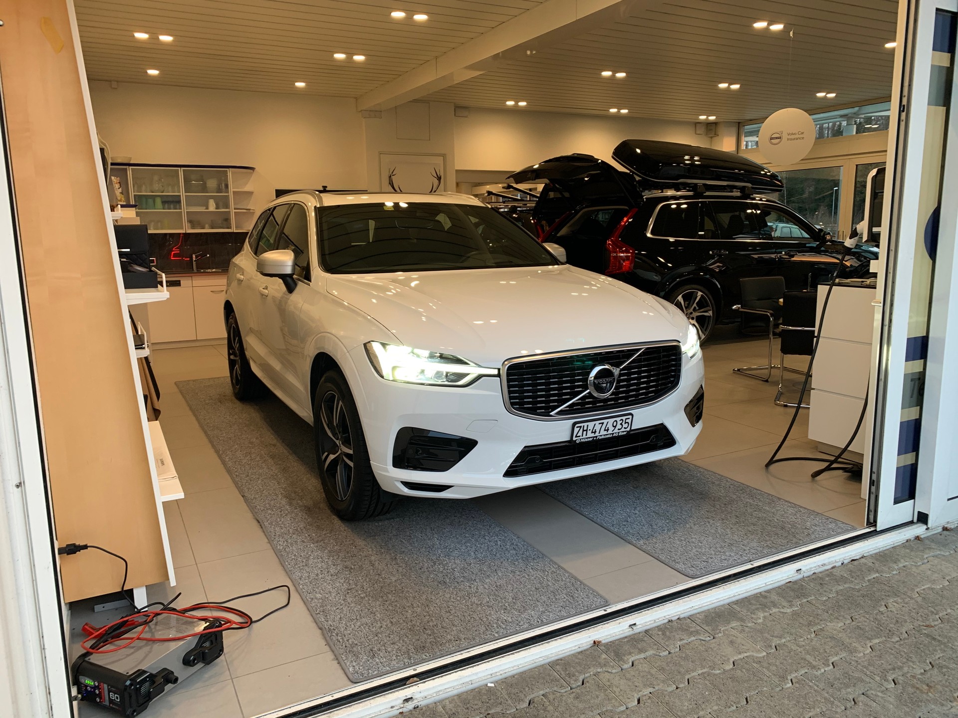 VOLVO XC60 D4 AWD R-Design-image-1
