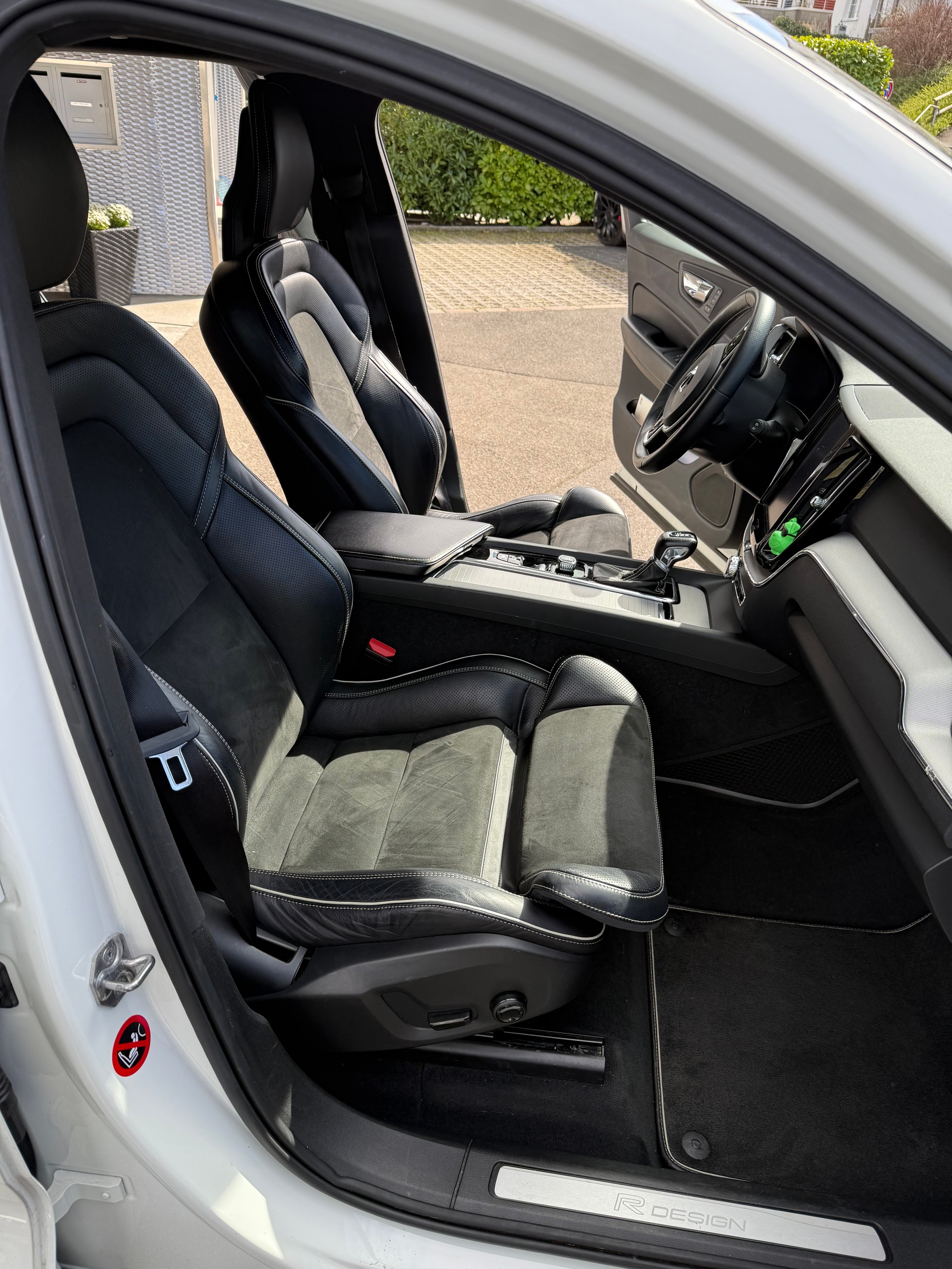 VOLVO XC60 D4 AWD R-Design-image-8