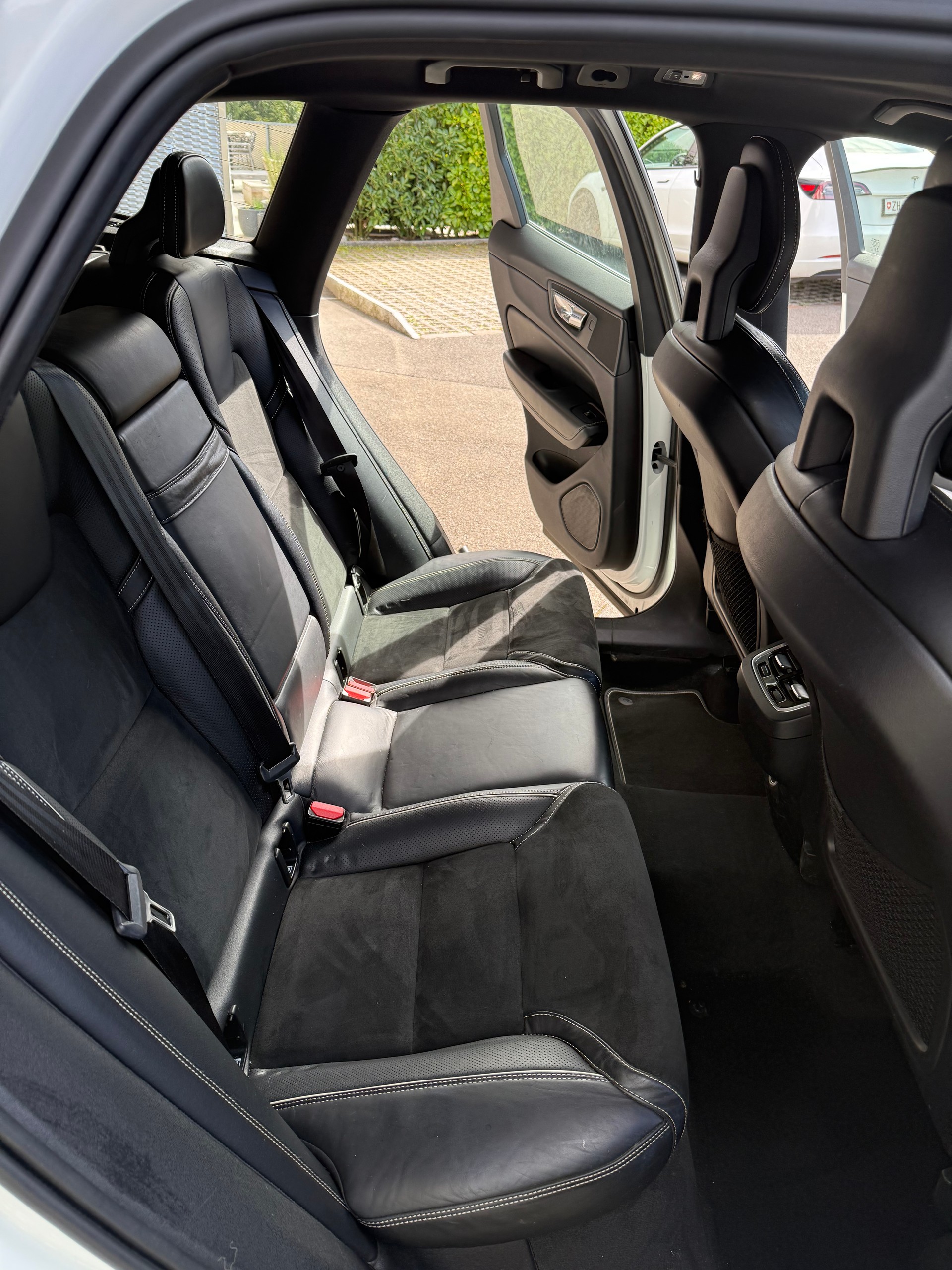VOLVO XC60 D4 AWD R-Design-image-9