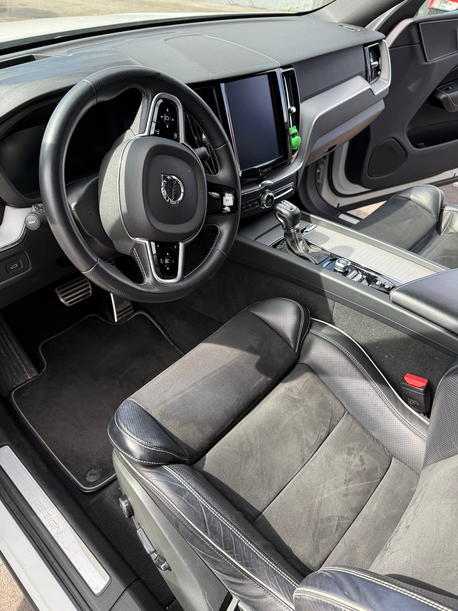 VOLVO XC60 D4 AWD R-Design-image-6
