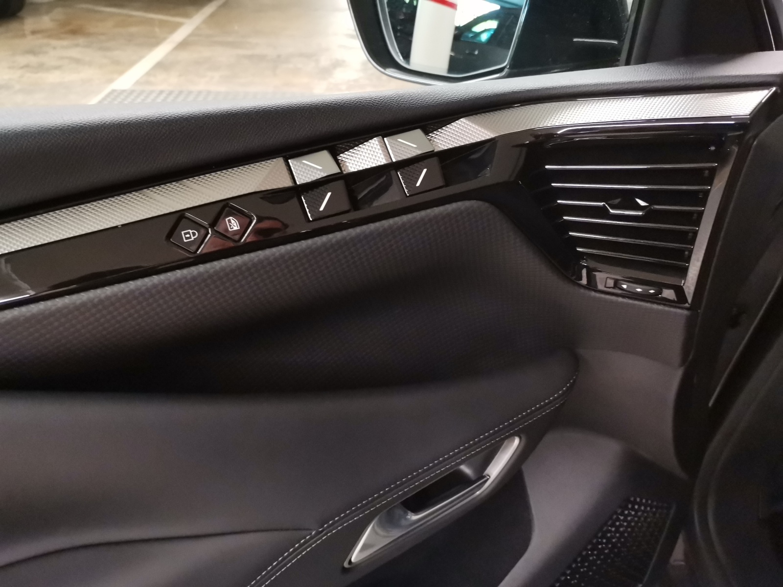 DS AUTOMOBILES DS4 1.6 E-Tense Trocadero-image-12