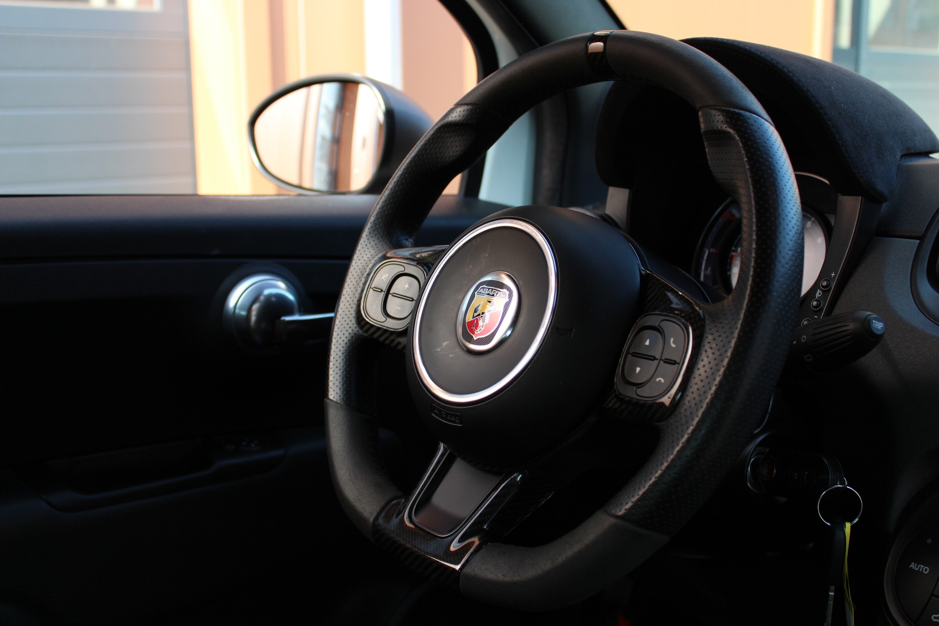 FIAT 595 1.4 16V Turbo Abarth Competizione - "Pack Carbone * Echappement Monza * GPS * Aide au Station. * Distribution faite"-image-12