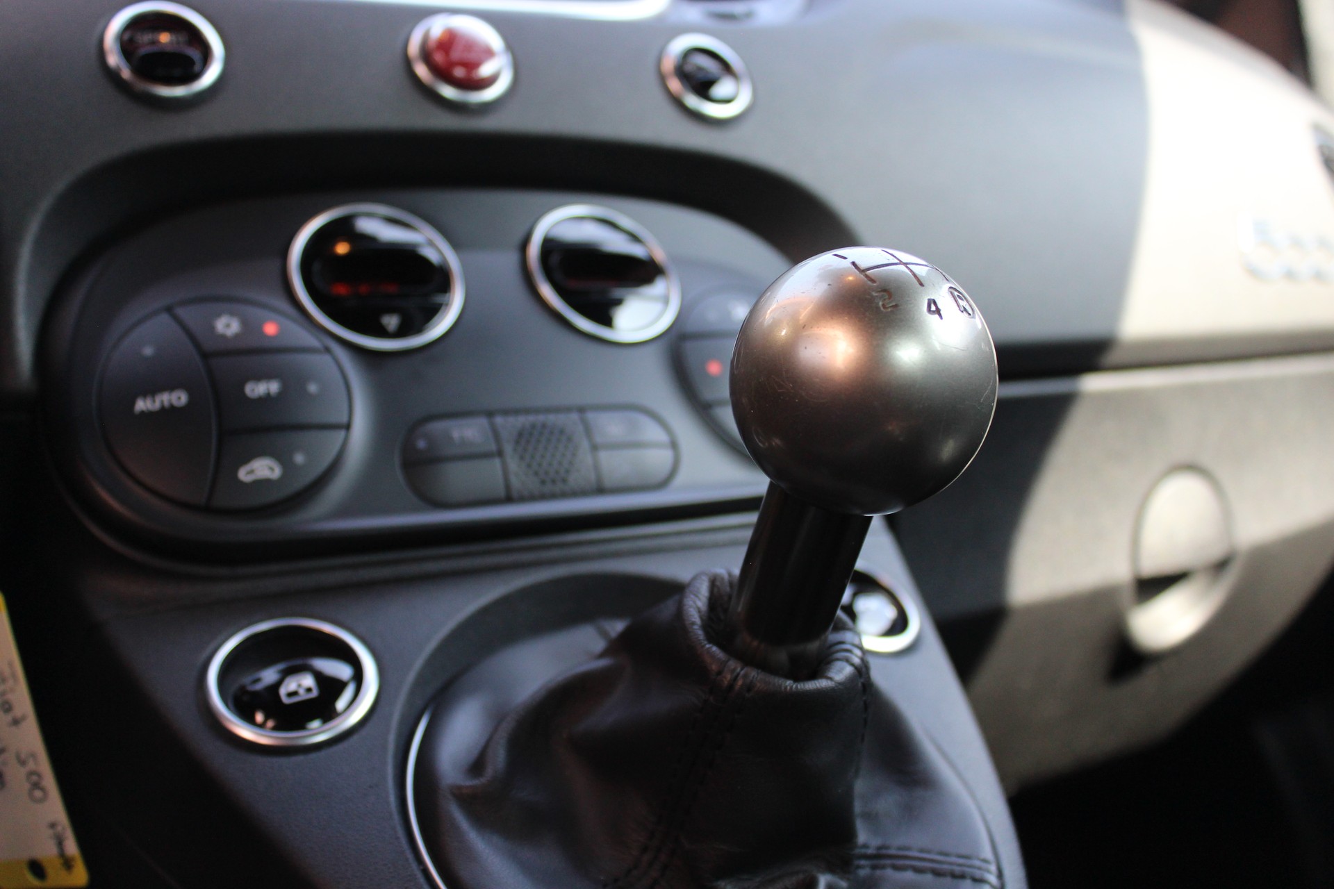 FIAT 595 1.4 16V Turbo Abarth Competizione - "Pack Carbone * Echappement Monza * GPS * Aide au Station. * Distribution faite"-image-10