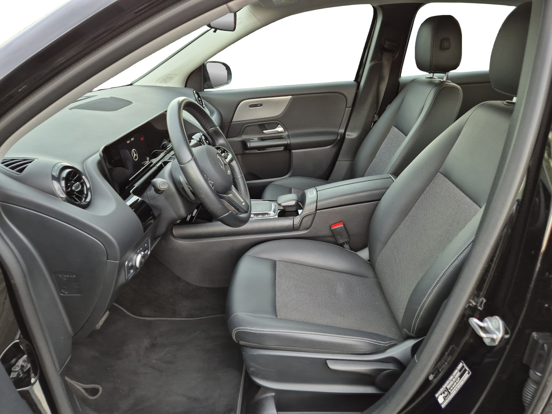 MERCEDES-BENZ GLA 200 7G-DCT-image-9