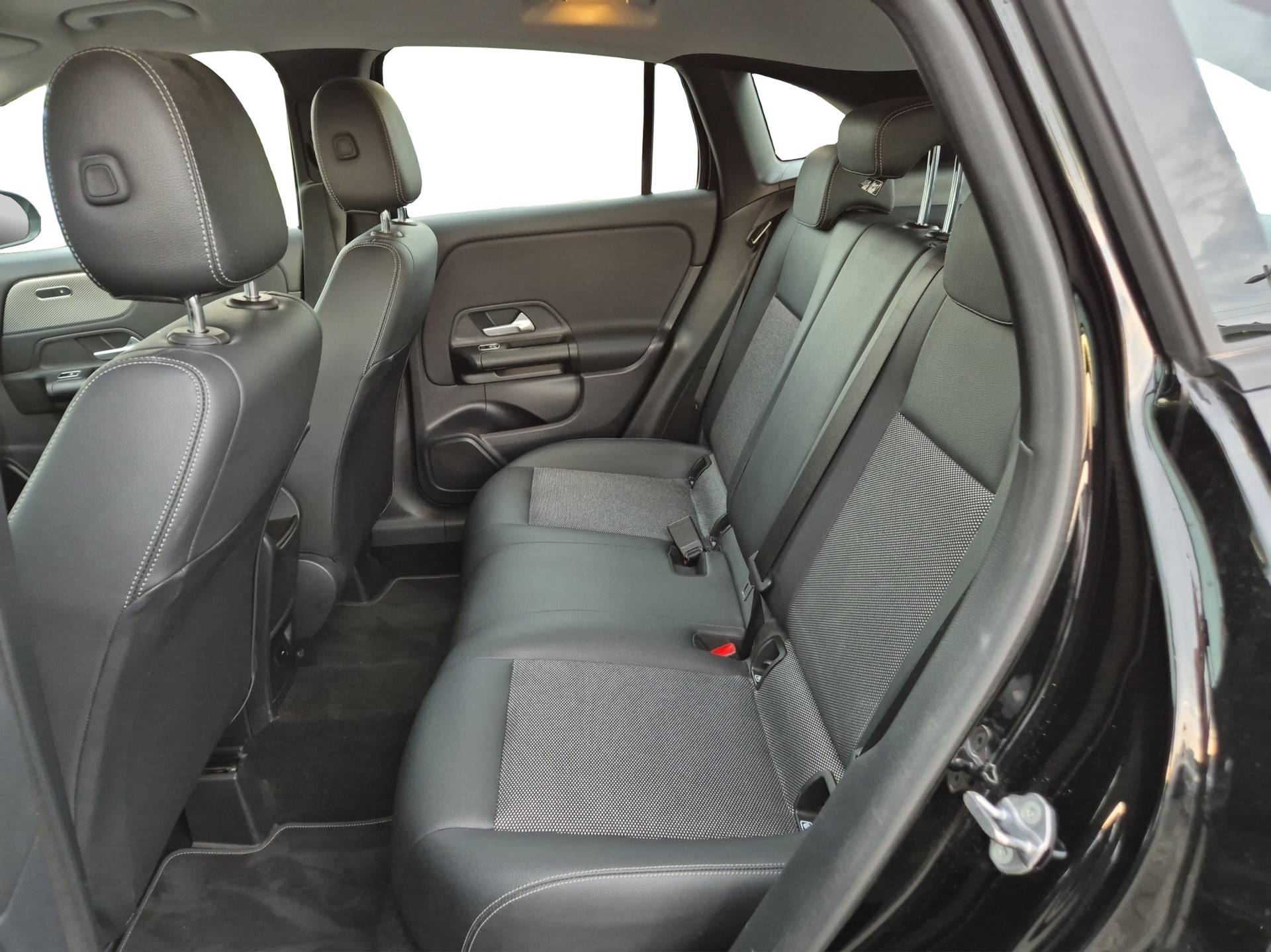 MERCEDES-BENZ GLA 200 7G-DCT-image-10