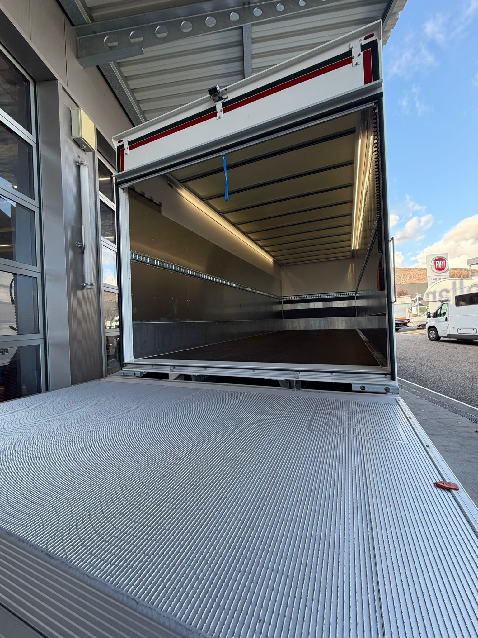 RENAULT D Wide 18.320 4x2-image-7