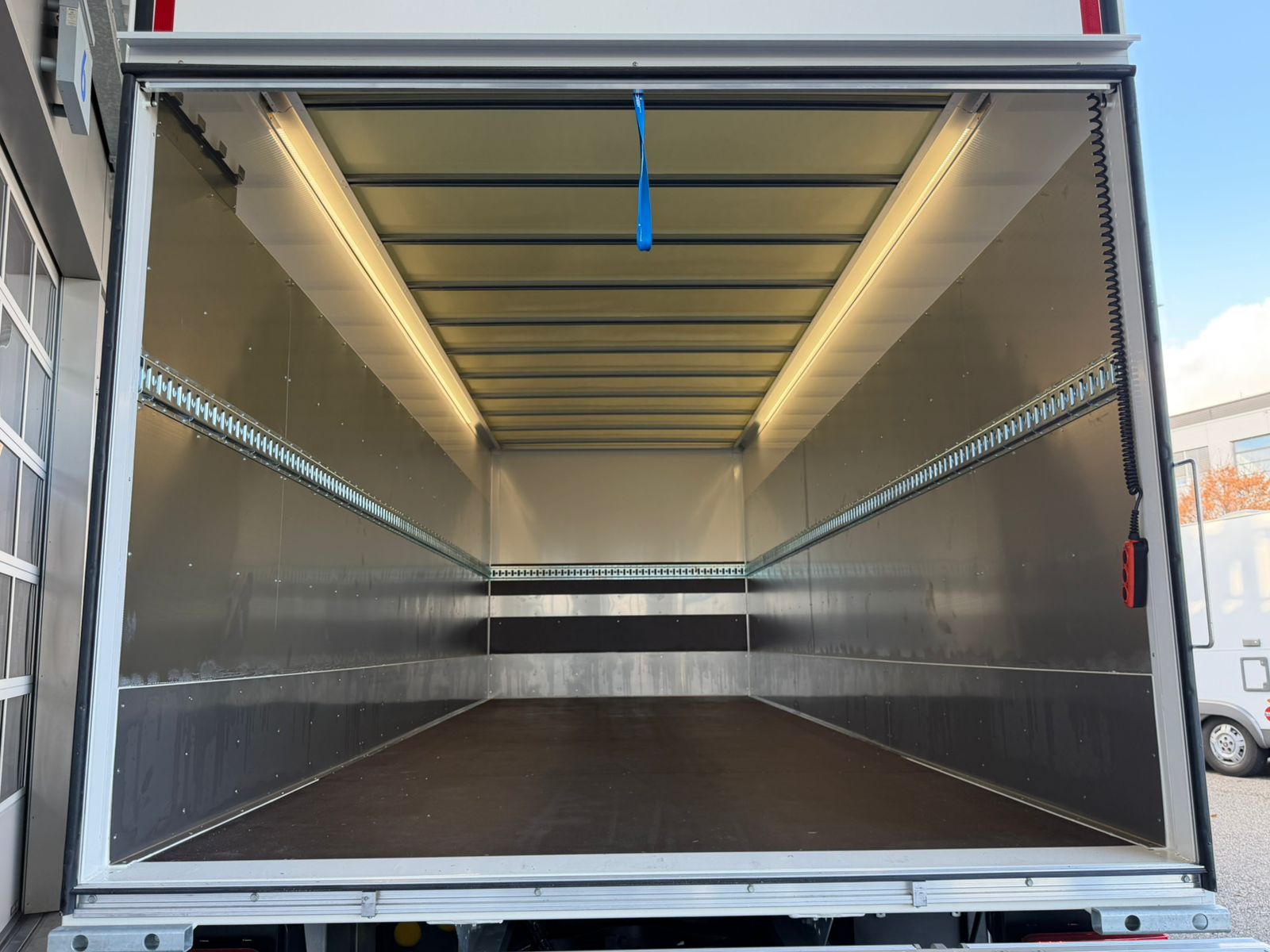 RENAULT D Wide 18.320 4x2-image-8