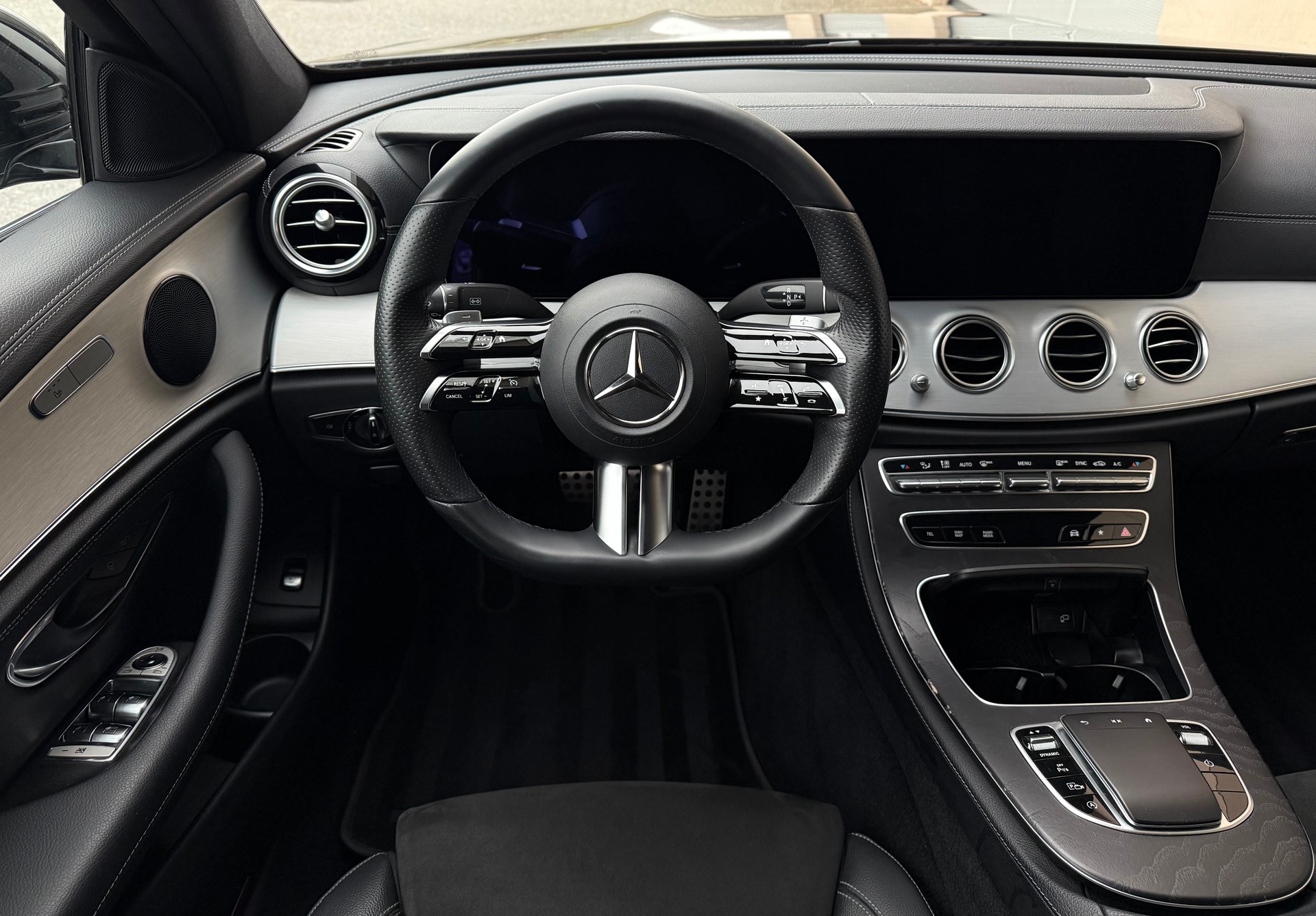 MERCEDES-BENZ E 220 d 4Matic AMG Line 9G-Tronic-image-14
