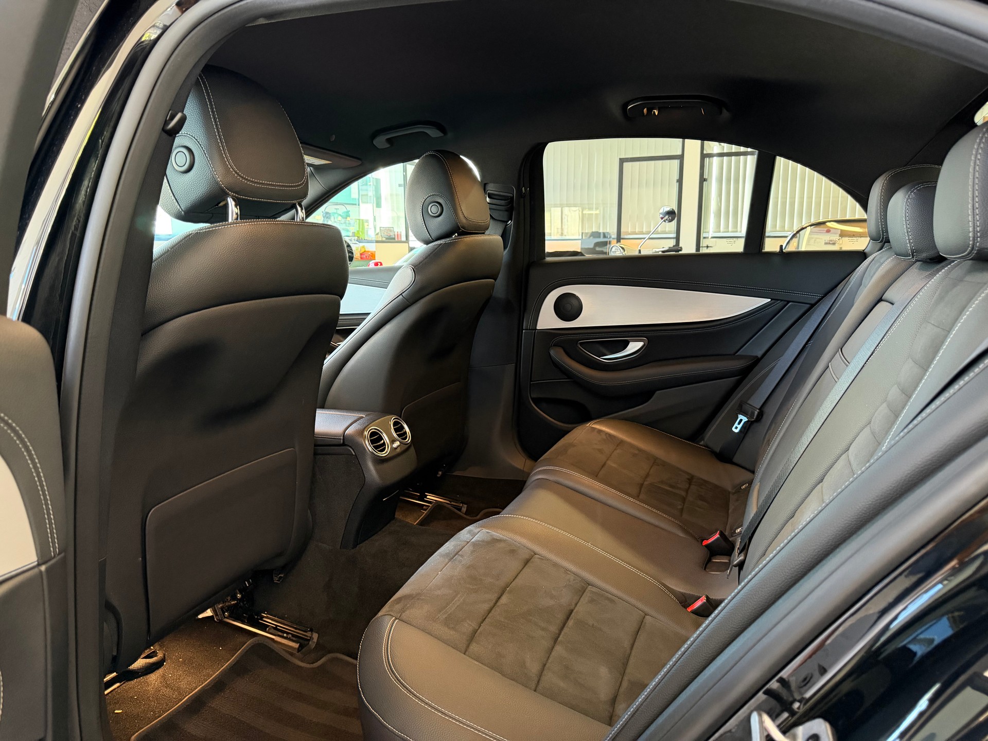 MERCEDES-BENZ E 220 d 4Matic AMG Line 9G-Tronic-image-9
