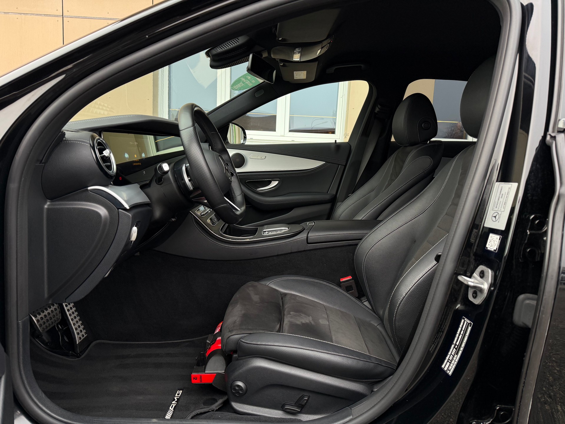 MERCEDES-BENZ E 220 d 4Matic AMG Line 9G-Tronic-image-11