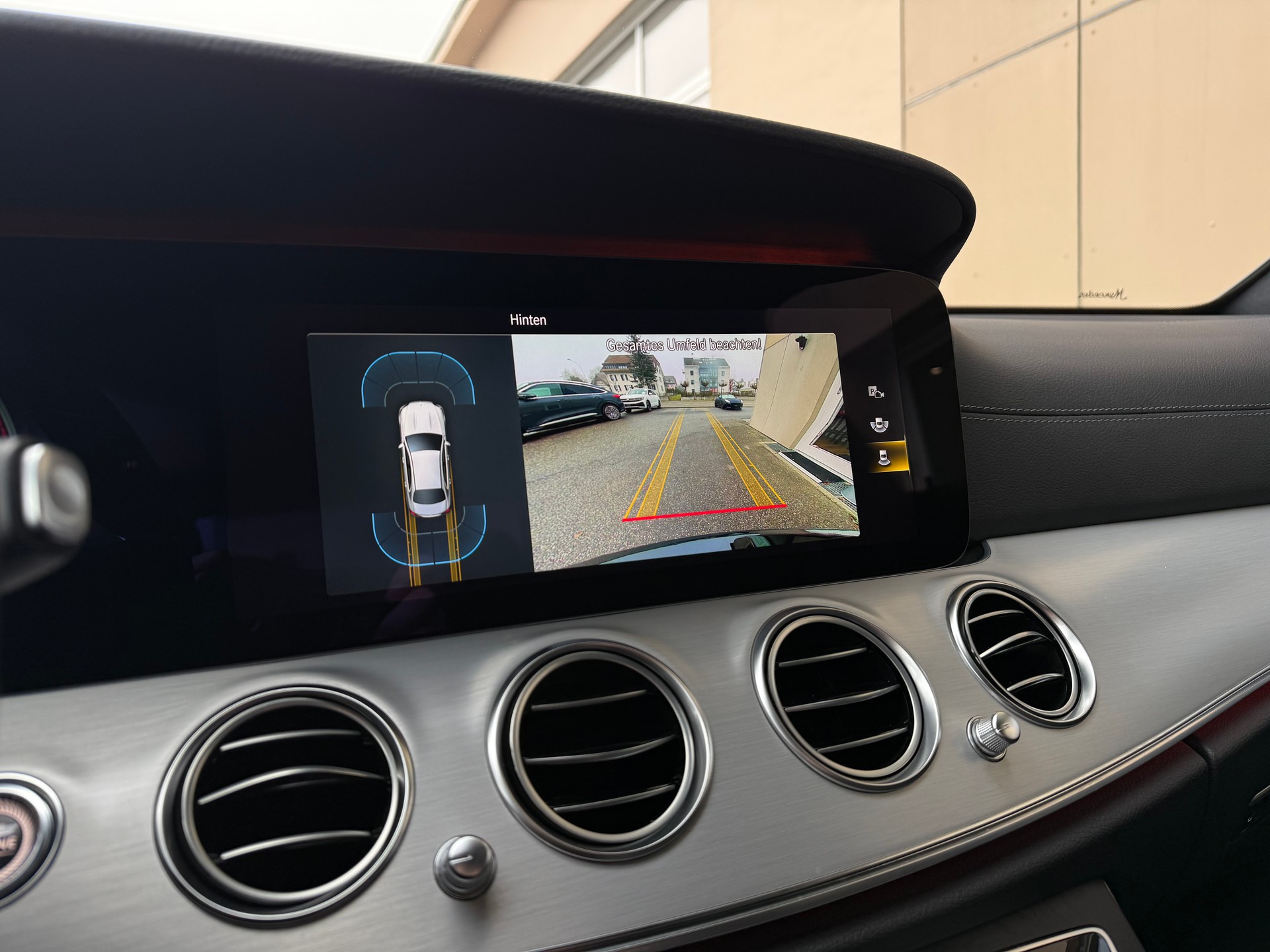 MERCEDES-BENZ E 220 d 4Matic AMG Line 9G-Tronic-image-17