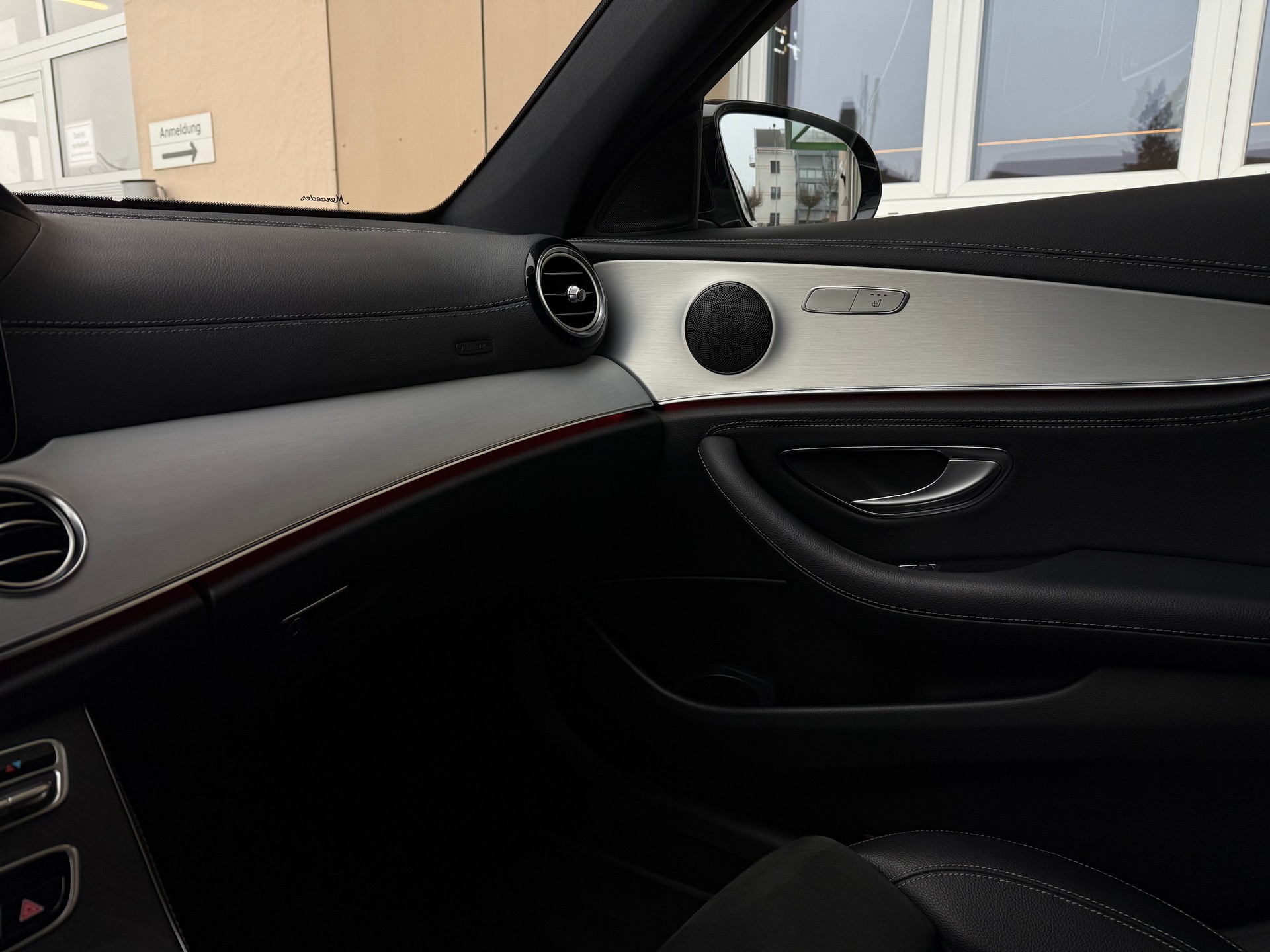 MERCEDES-BENZ E 220 d 4Matic AMG Line 9G-Tronic-image-23