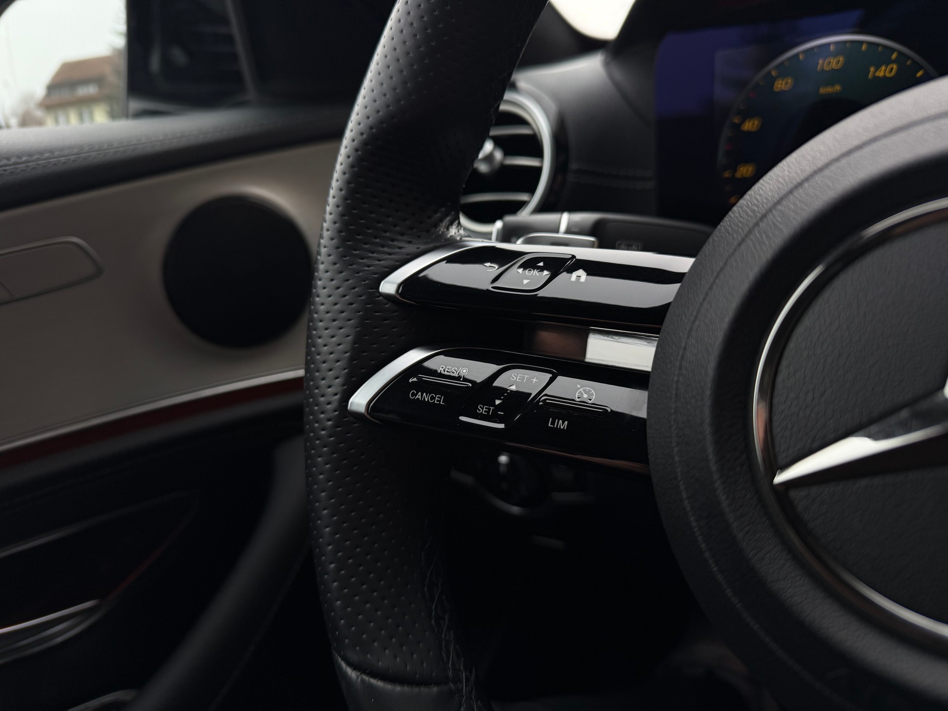 MERCEDES-BENZ E 220 d 4Matic AMG Line 9G-Tronic-image-21