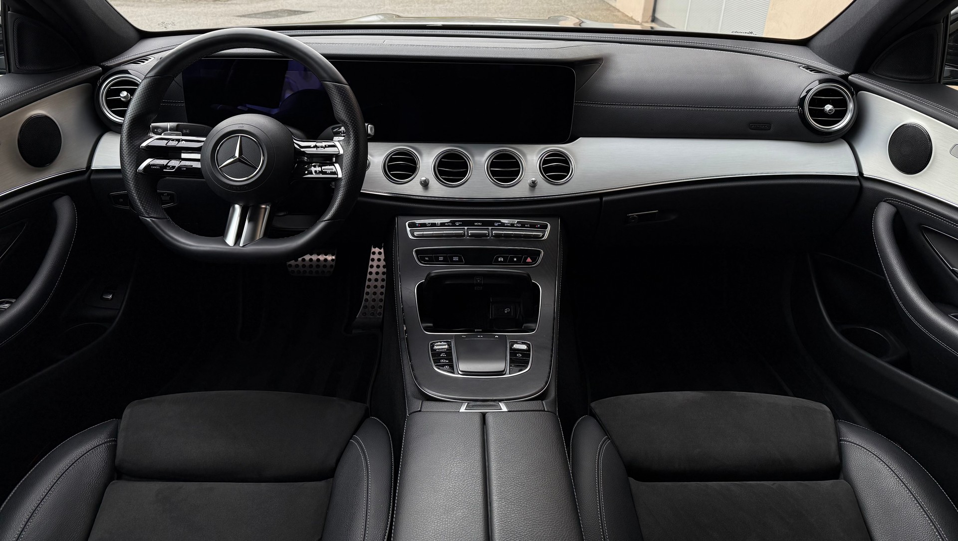 MERCEDES-BENZ E 220 d 4Matic AMG Line 9G-Tronic-image-13
