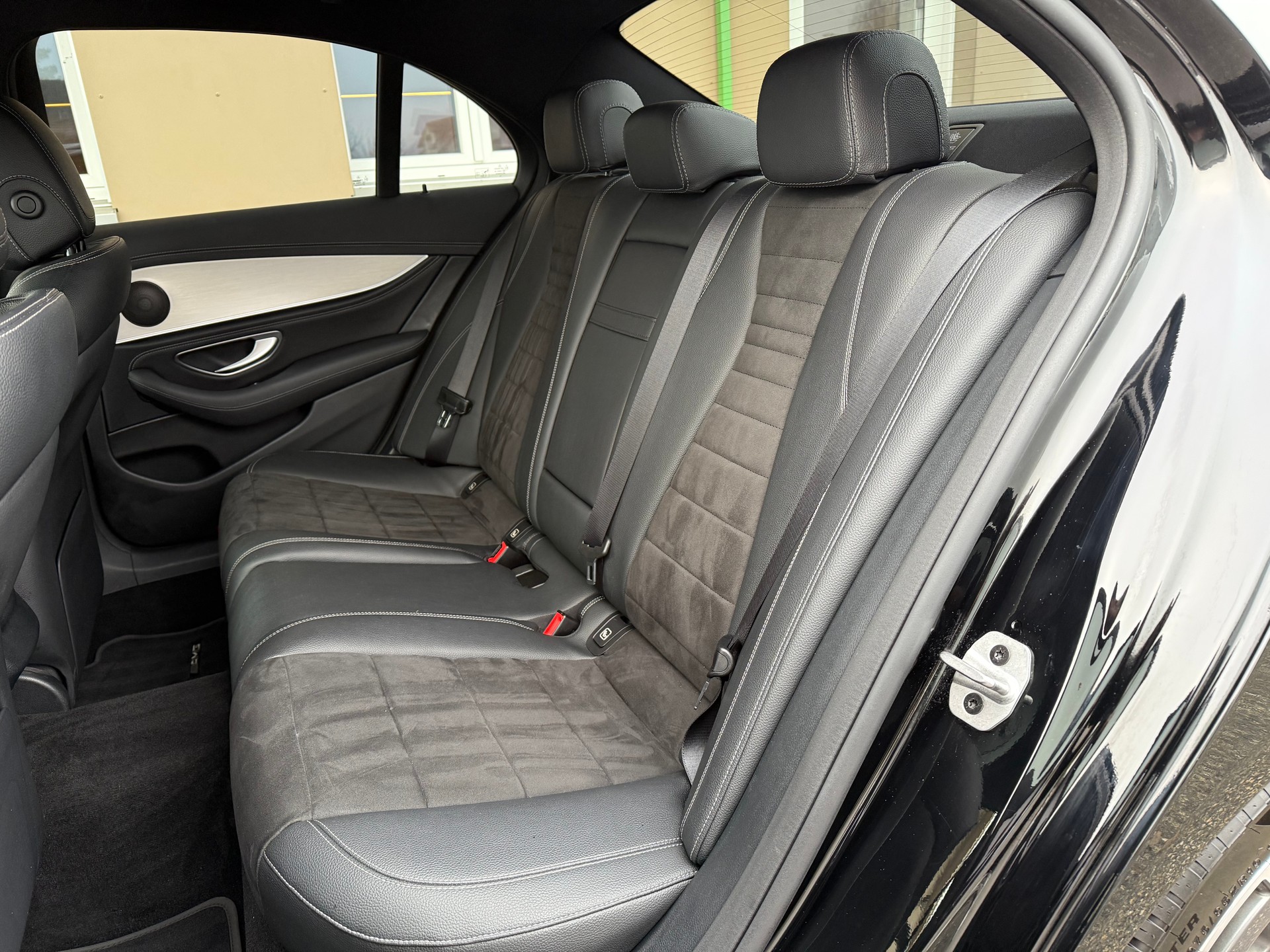 MERCEDES-BENZ E 220 d 4Matic AMG Line 9G-Tronic-image-25