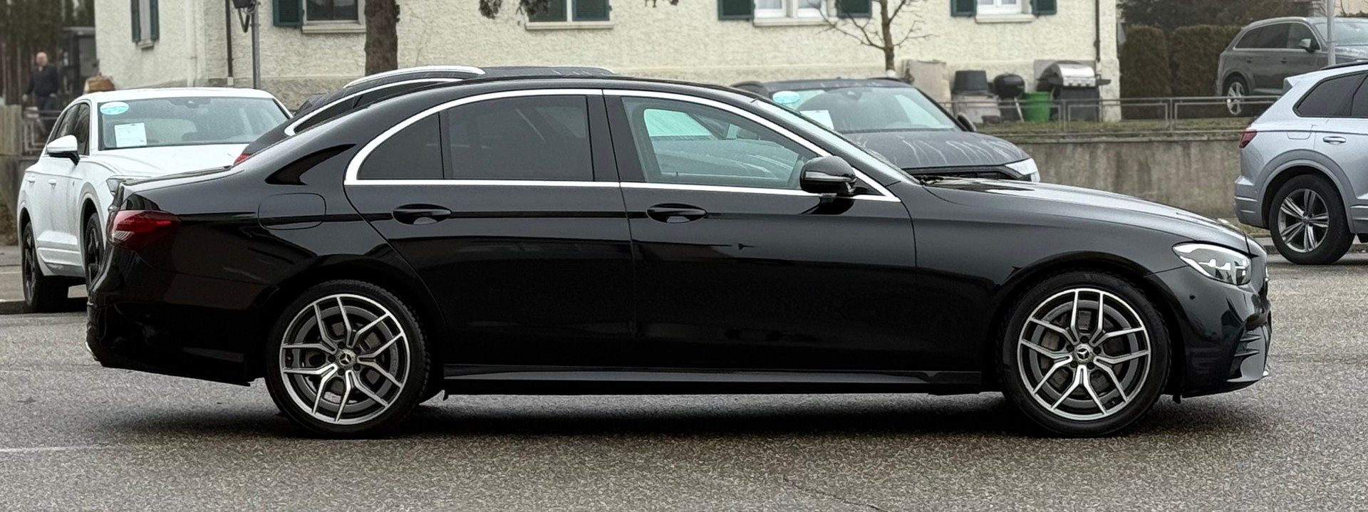 MERCEDES-BENZ E 220 d 4Matic AMG Line 9G-Tronic-image-4