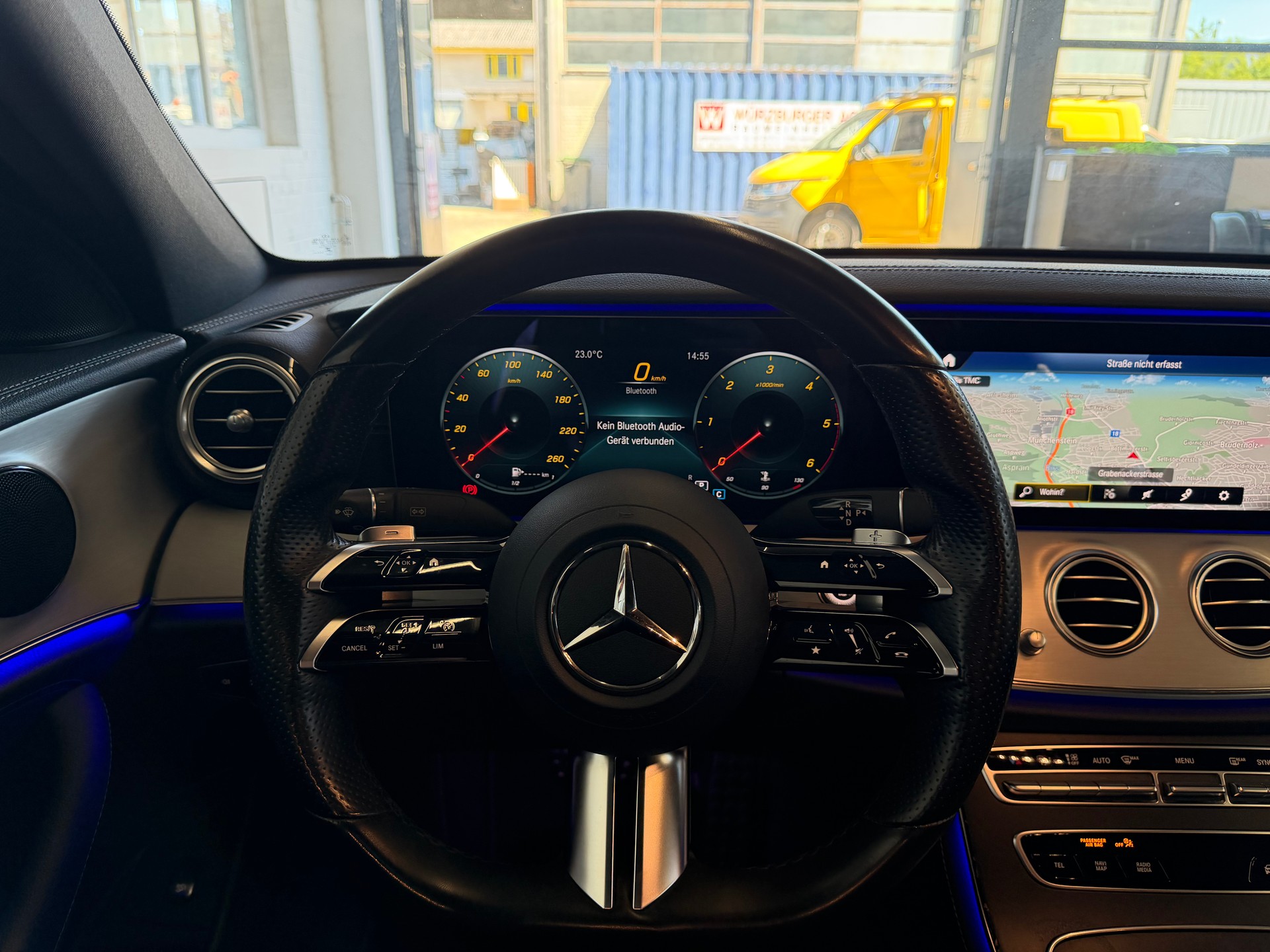 MERCEDES-BENZ E 220 d 4Matic AMG Line 9G-Tronic-image-11
