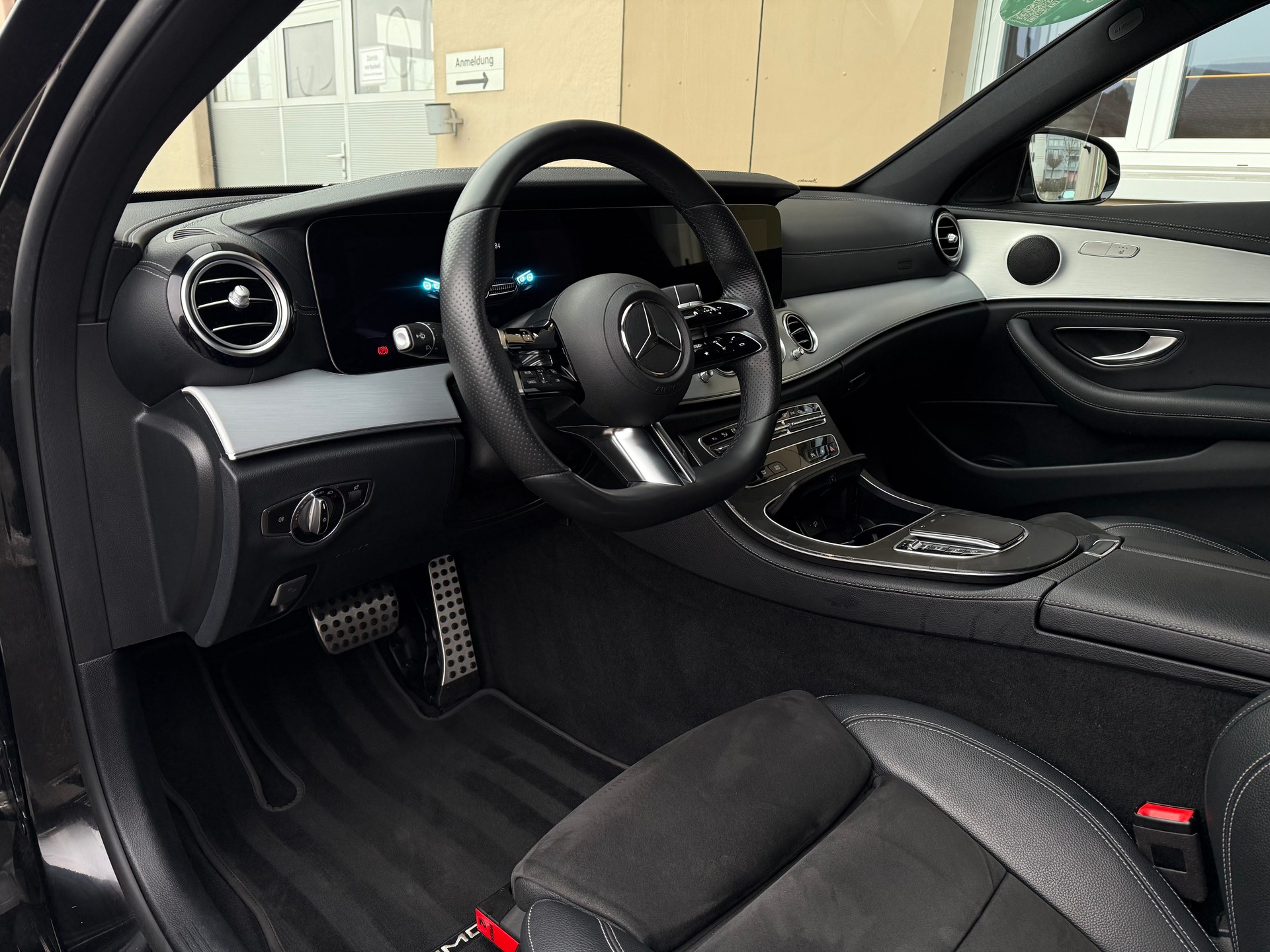 MERCEDES-BENZ E 220 d 4Matic AMG Line 9G-Tronic-image-12