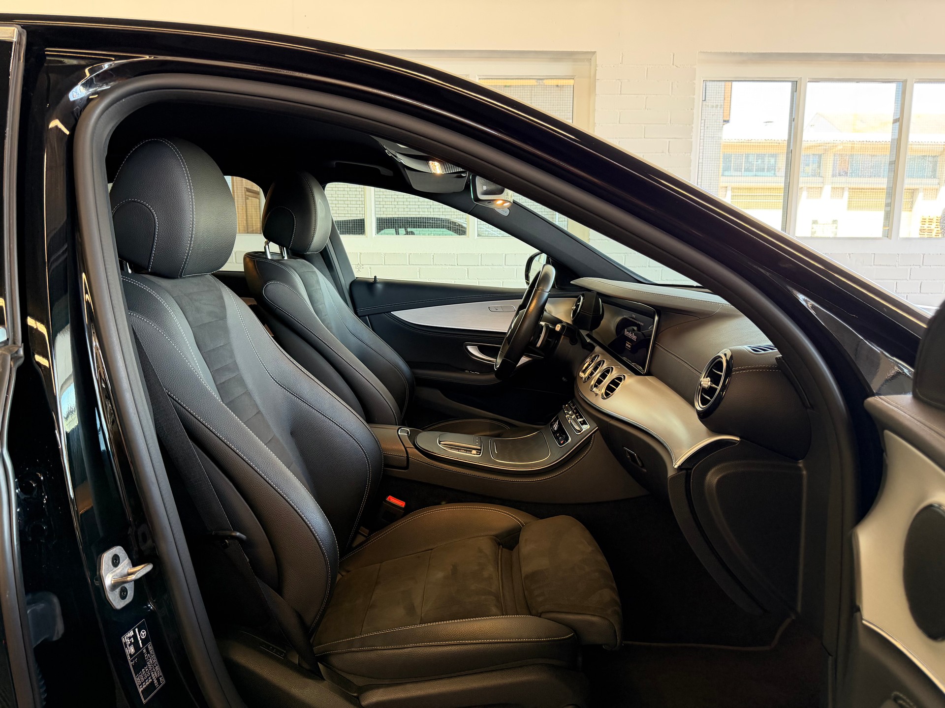 MERCEDES-BENZ E 220 d 4Matic AMG Line 9G-Tronic-image-7
