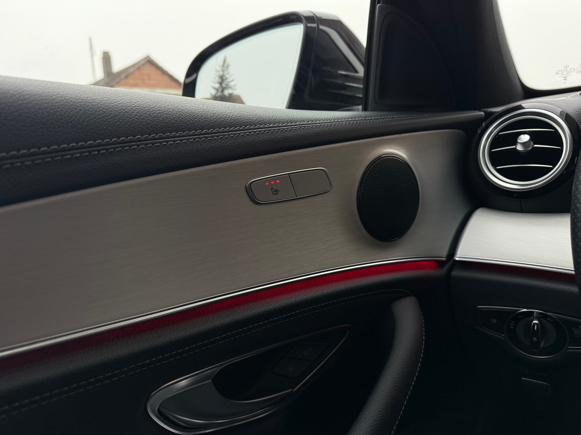 MERCEDES-BENZ E 220 d 4Matic AMG Line 9G-Tronic-image-22