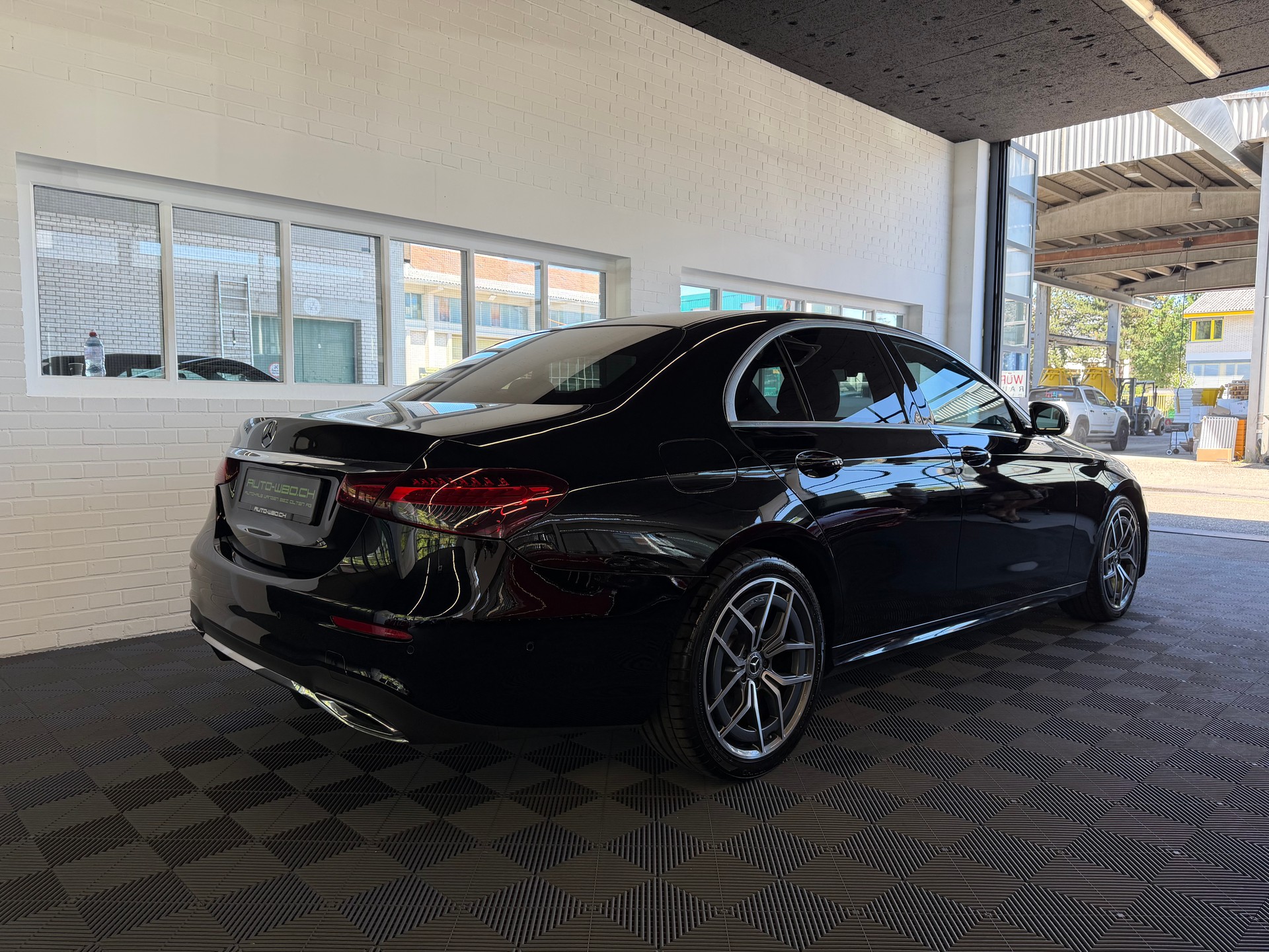 MERCEDES-BENZ E 220 d 4Matic AMG Line 9G-Tronic-image-2