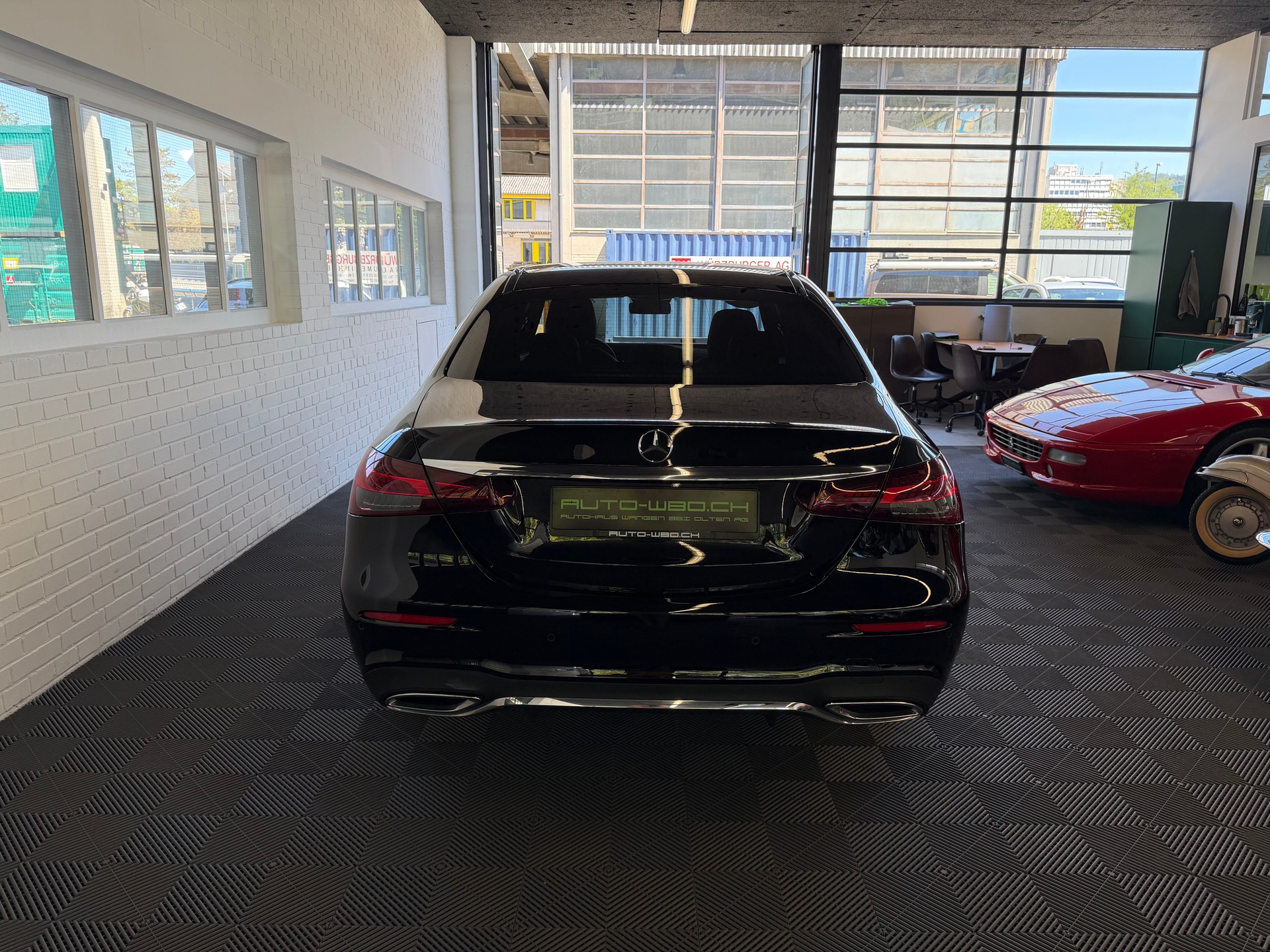 MERCEDES-BENZ E 220 d 4Matic AMG Line 9G-Tronic-image-3
