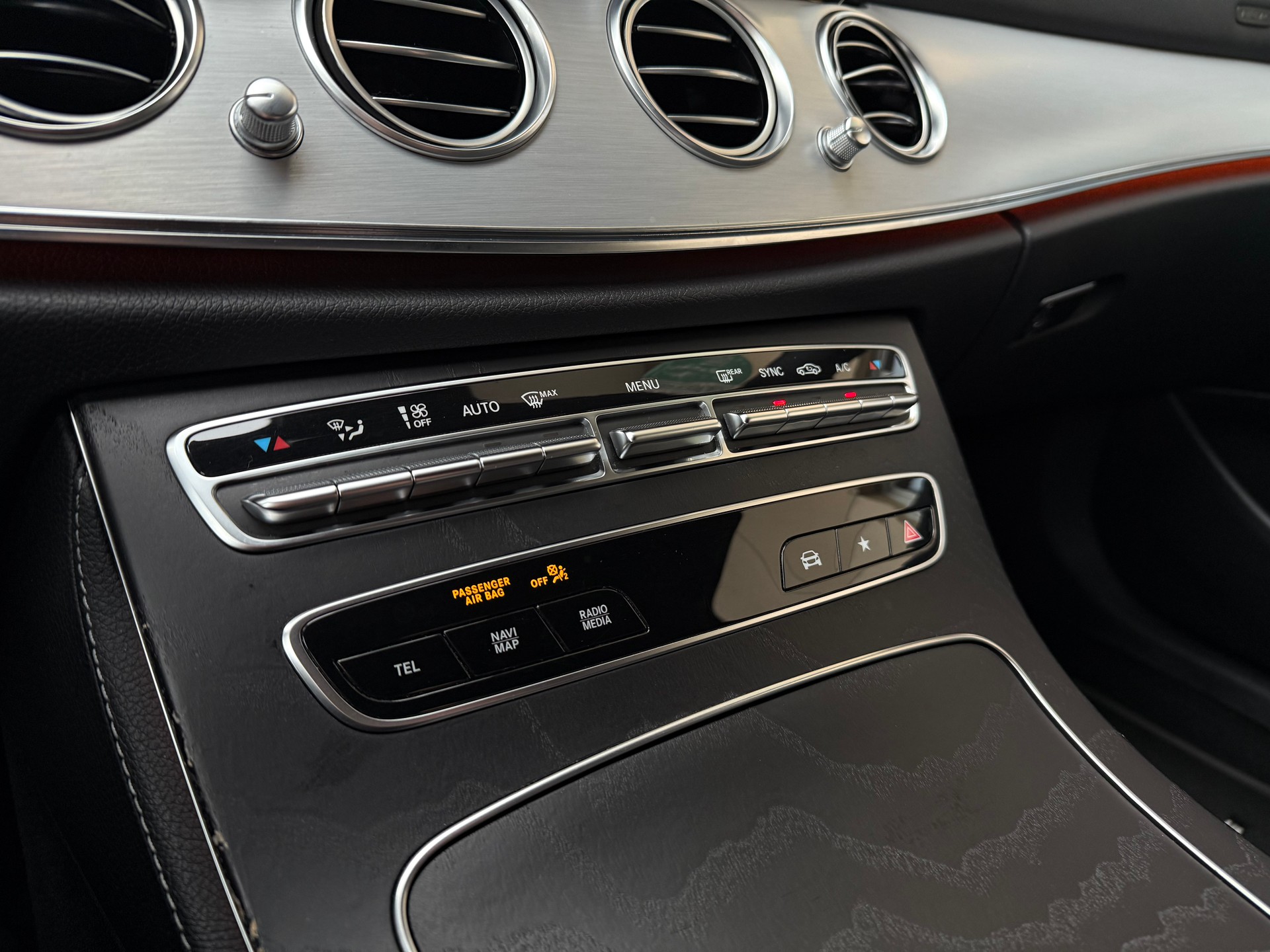 MERCEDES-BENZ E 220 d 4Matic AMG Line 9G-Tronic-image-16