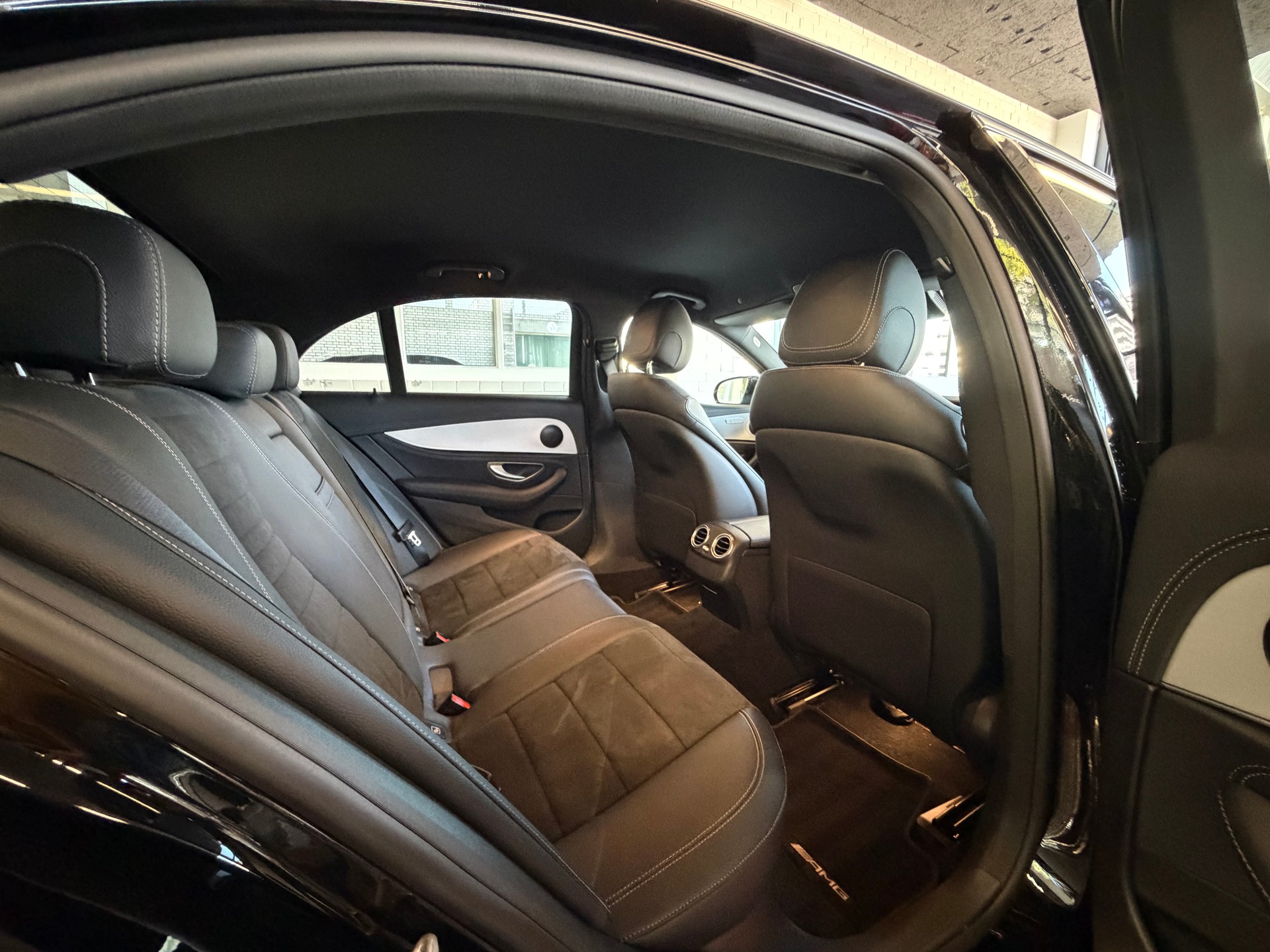 MERCEDES-BENZ E 220 d 4Matic AMG Line 9G-Tronic-image-8