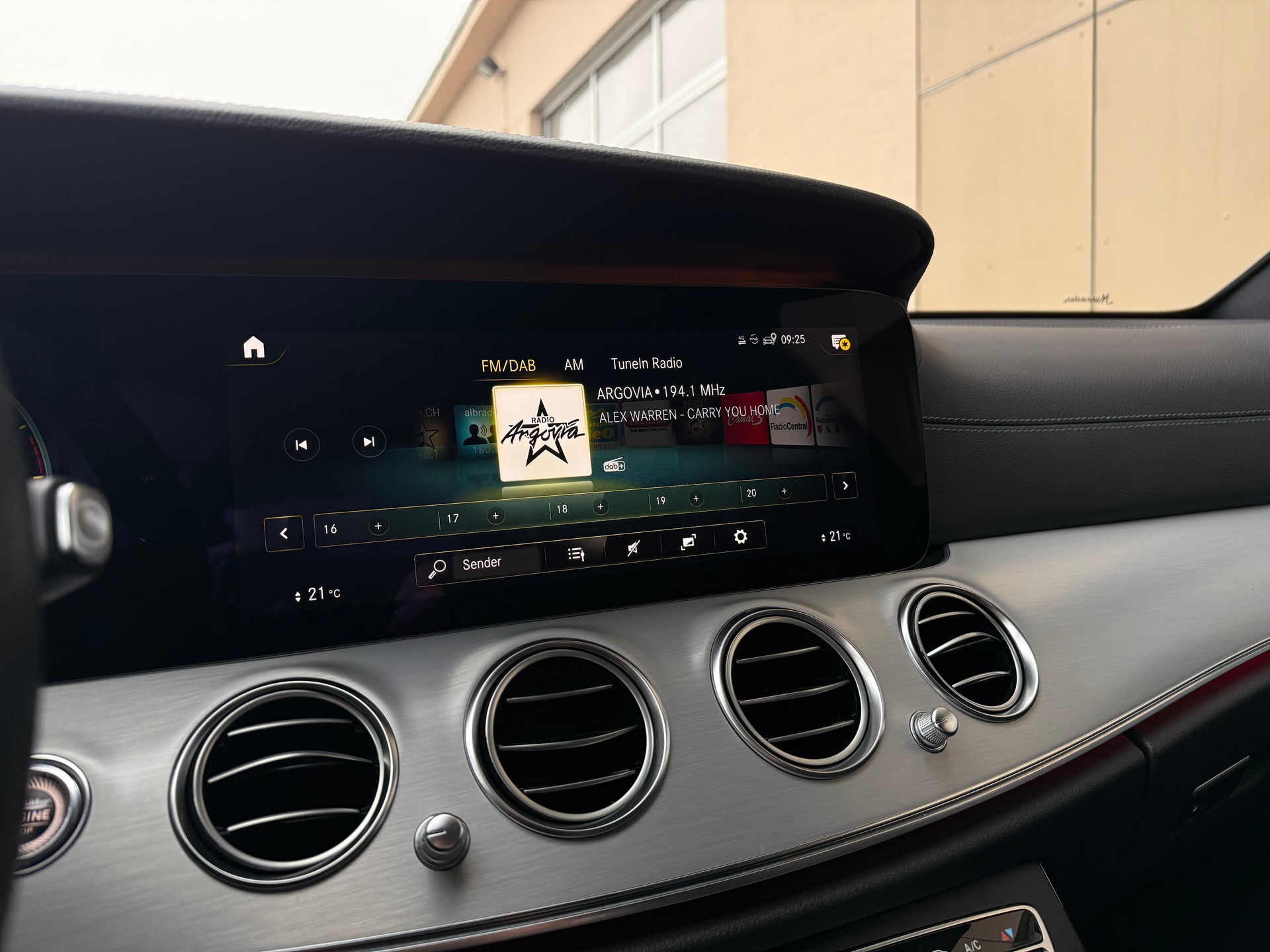 MERCEDES-BENZ E 220 d 4Matic AMG Line 9G-Tronic-image-19