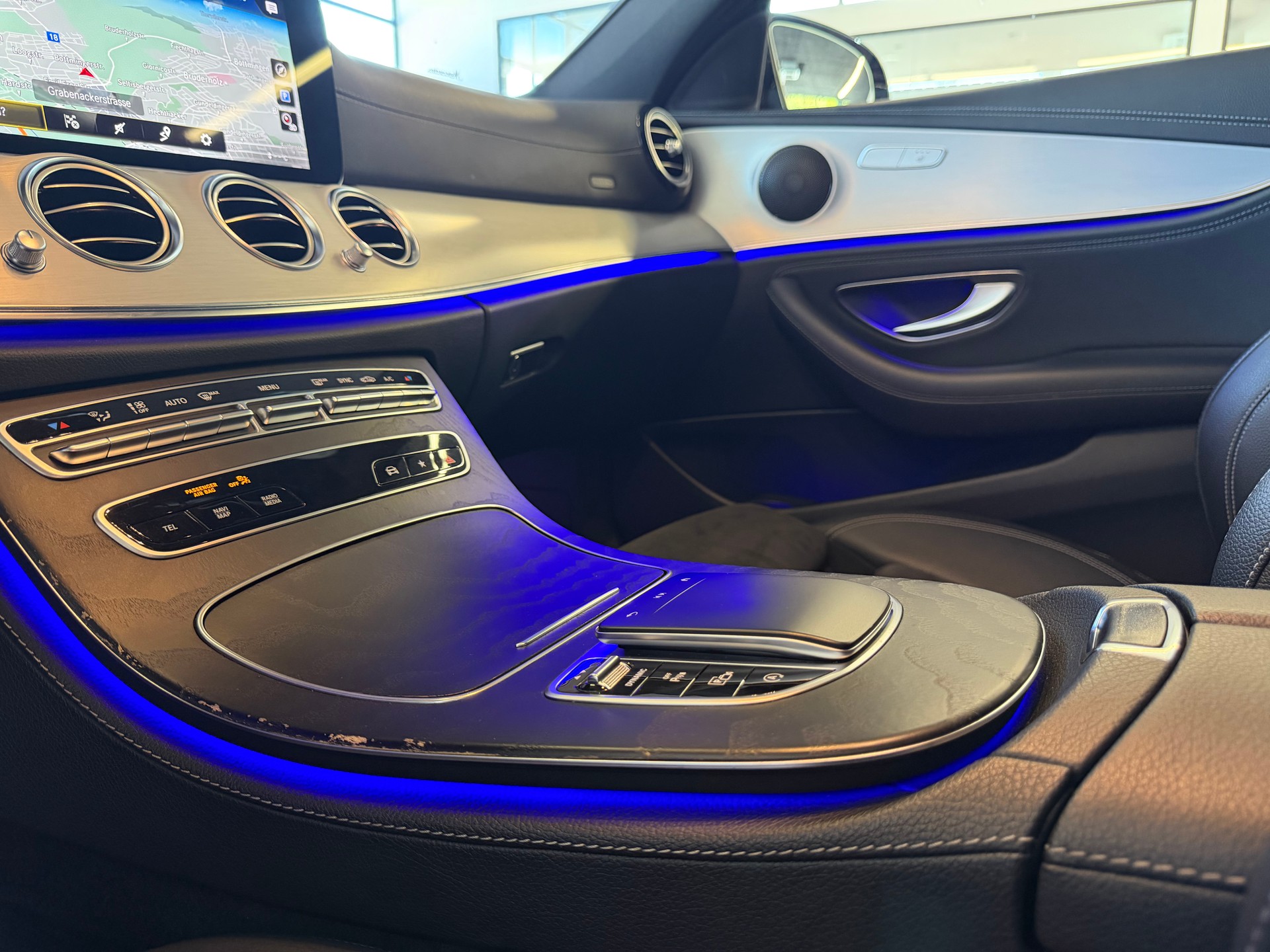 MERCEDES-BENZ E 220 d 4Matic AMG Line 9G-Tronic-image-12