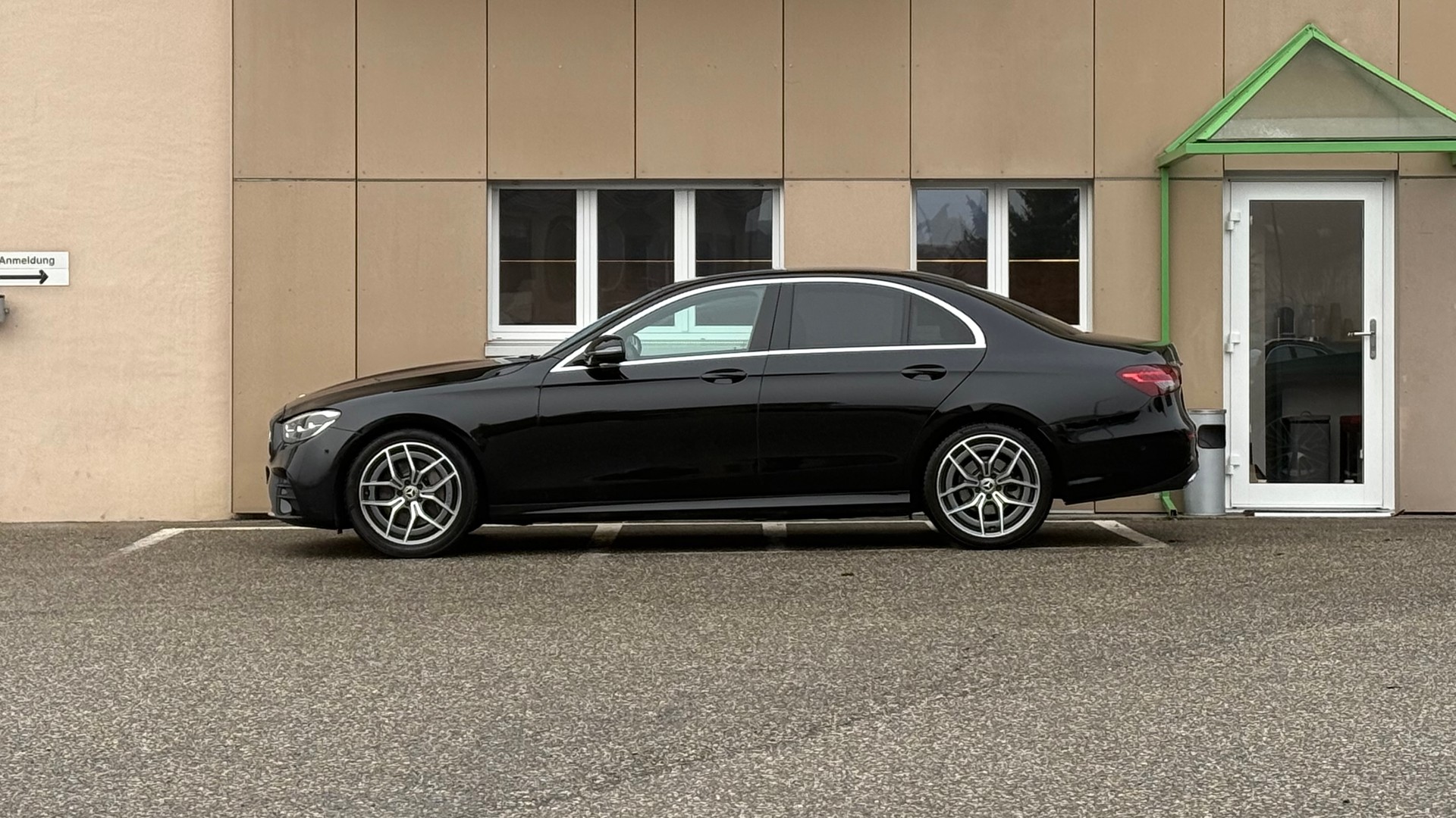 MERCEDES-BENZ E 220 d 4Matic AMG Line 9G-Tronic-image-8