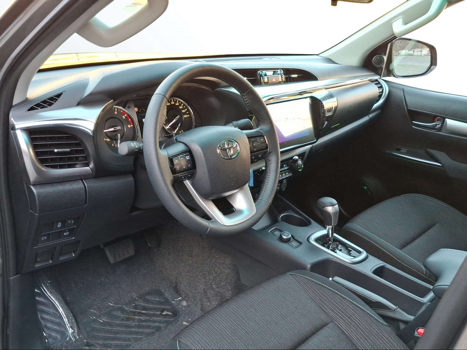 TOYOTA Hilux 2.8d MHEV Style Double Cab 4x4-image-9