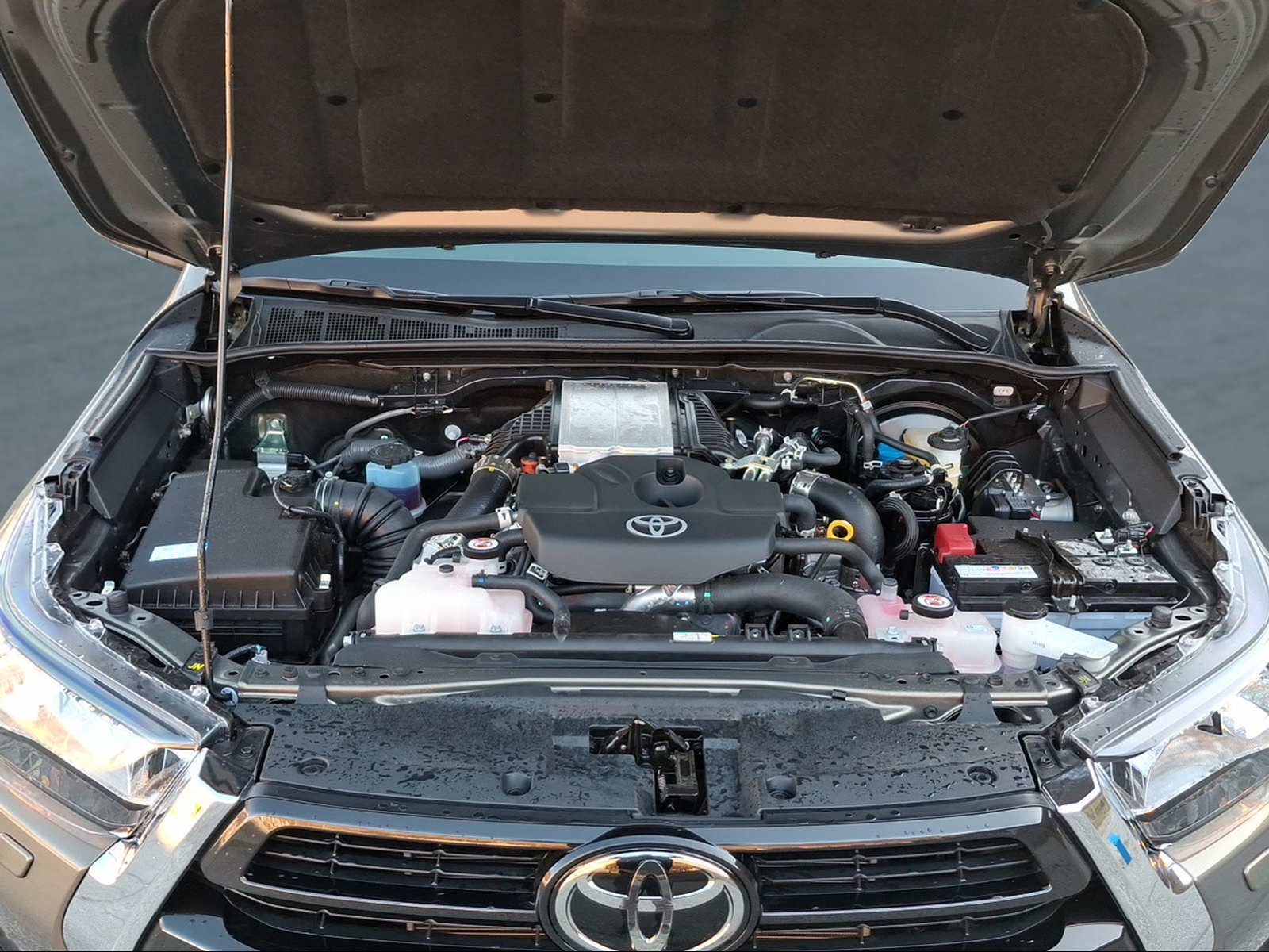 TOYOTA Hilux 2.8d MHEV Style Double Cab 4x4-image-13