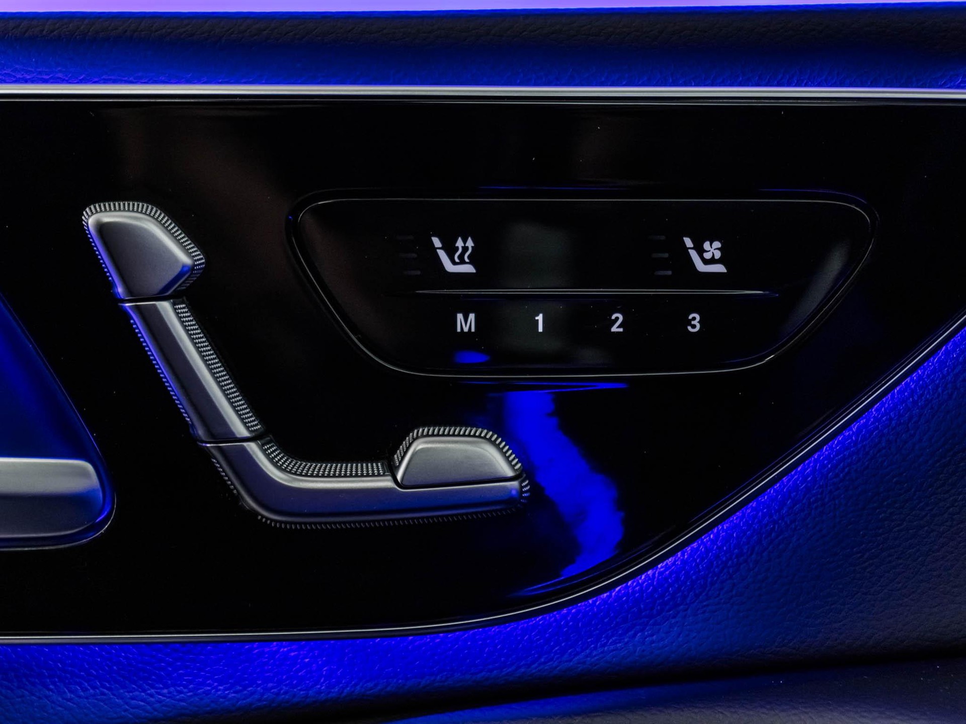 MERCEDES-BENZ E 300 e 4MATIC-image-12