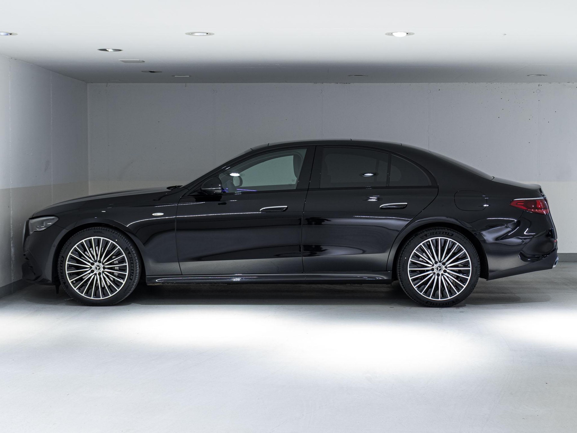 MERCEDES-BENZ E 300 e 4MATIC-image-4
