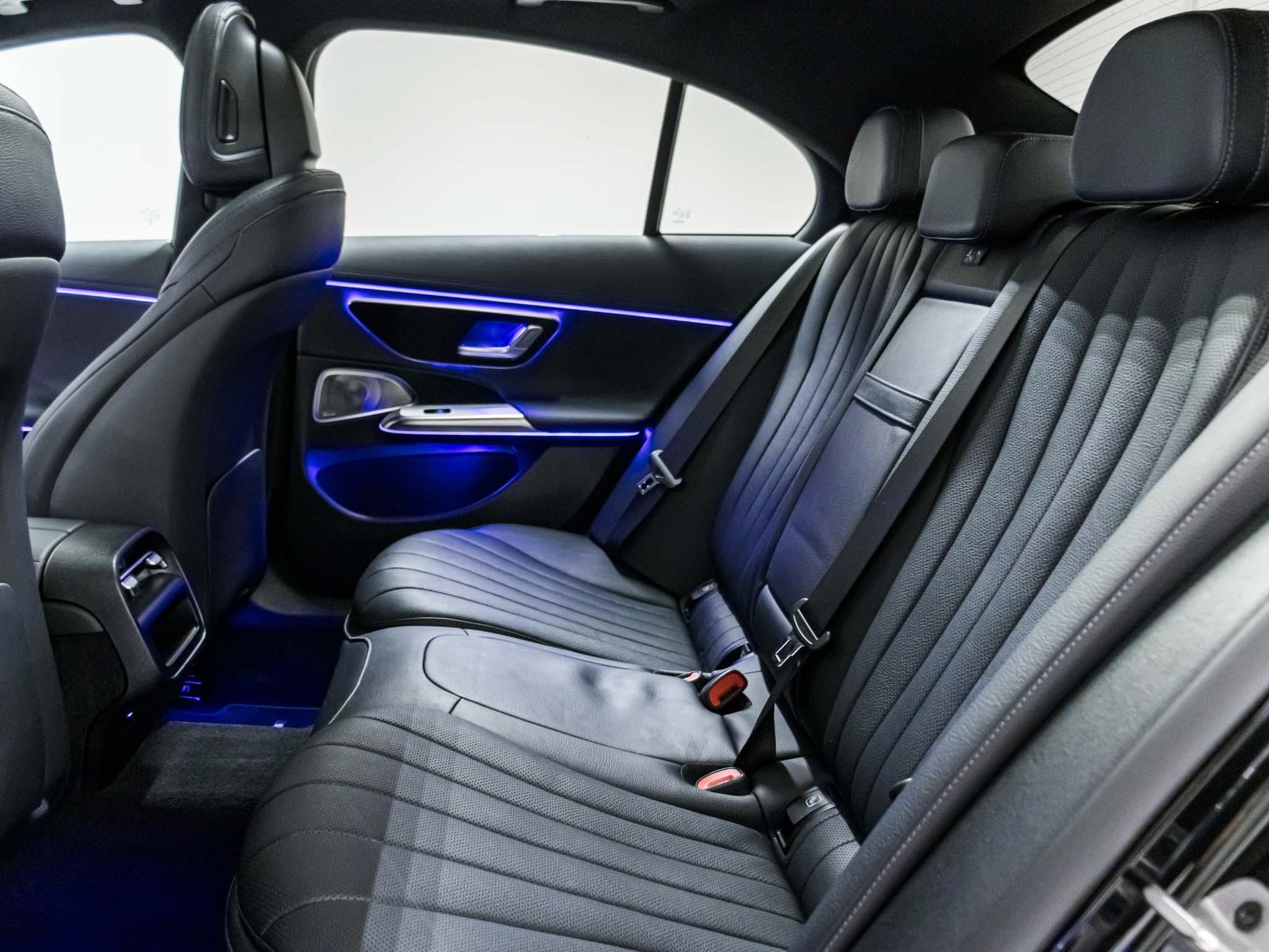 MERCEDES-BENZ E 300 e 4MATIC-image-7
