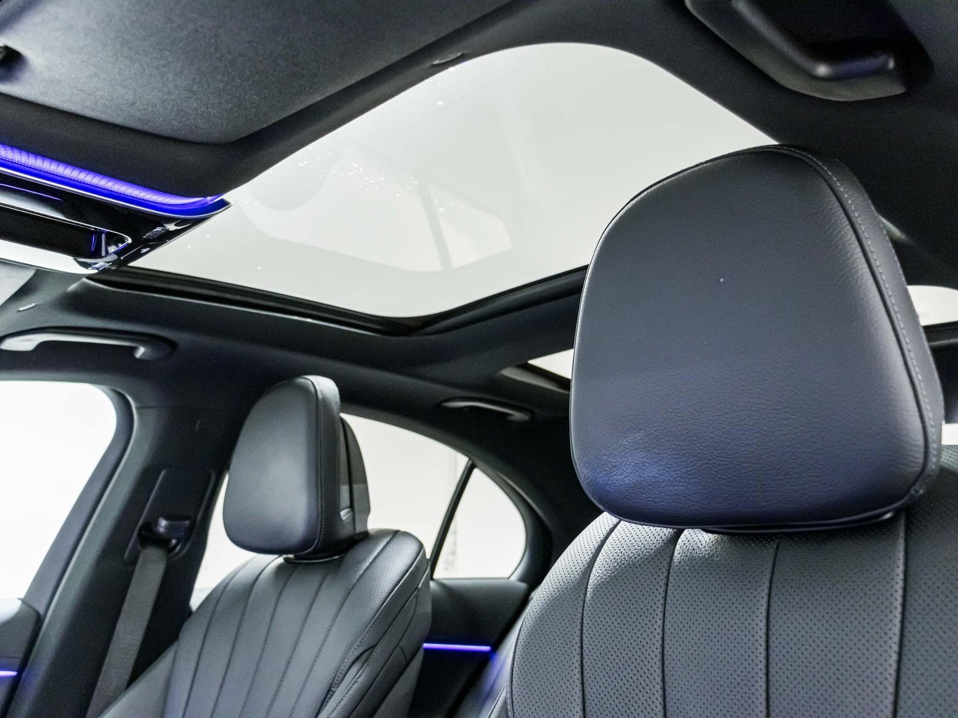 MERCEDES-BENZ E 300 e 4MATIC-image-8