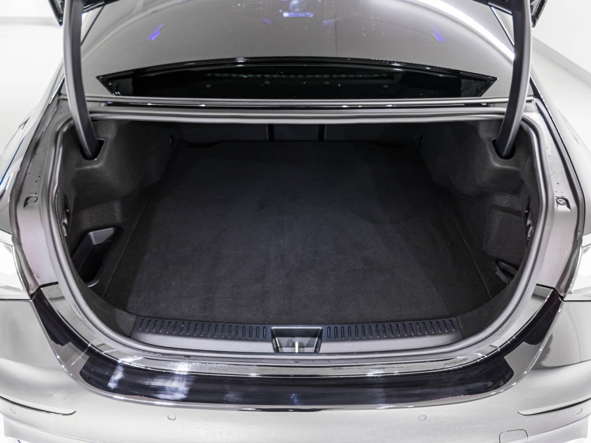 MERCEDES-BENZ E 300 e 4MATIC-image-13