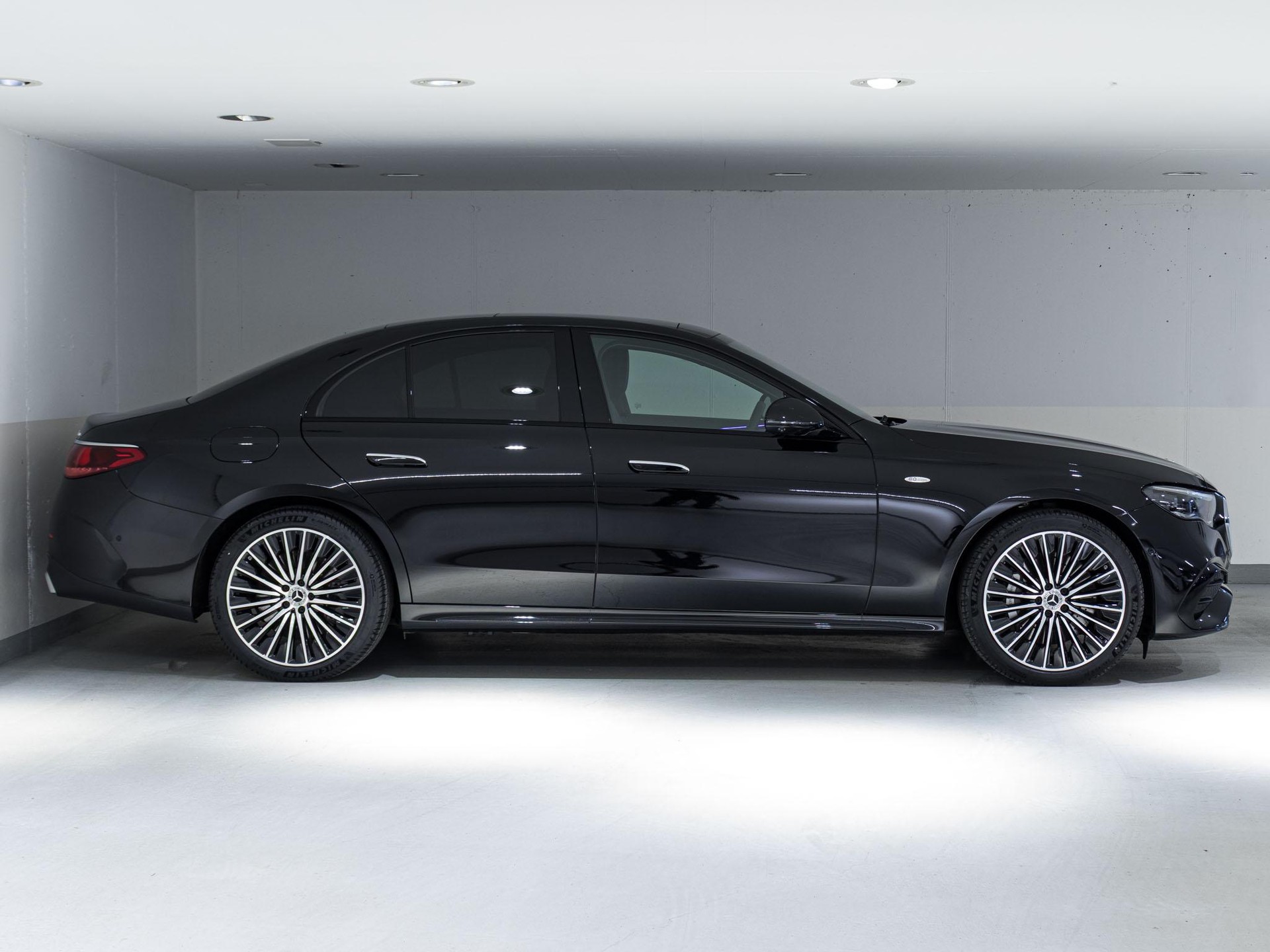 MERCEDES-BENZ E 300 e 4MATIC-image-1