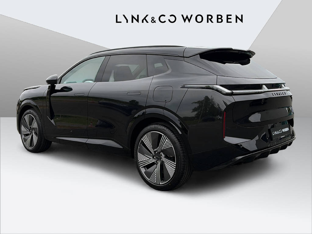 LYNK & CO 08-showroom-element-1
