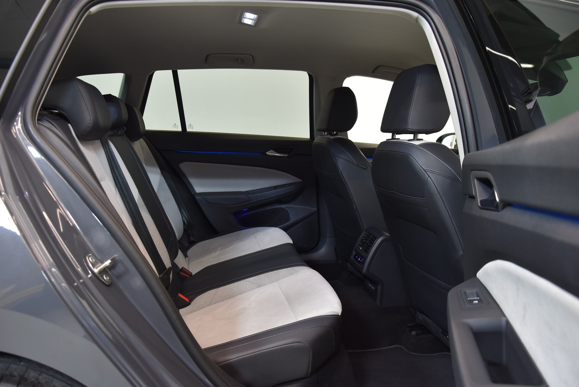 VW Golf Variant 2.0 TDI Style DSG-image-6