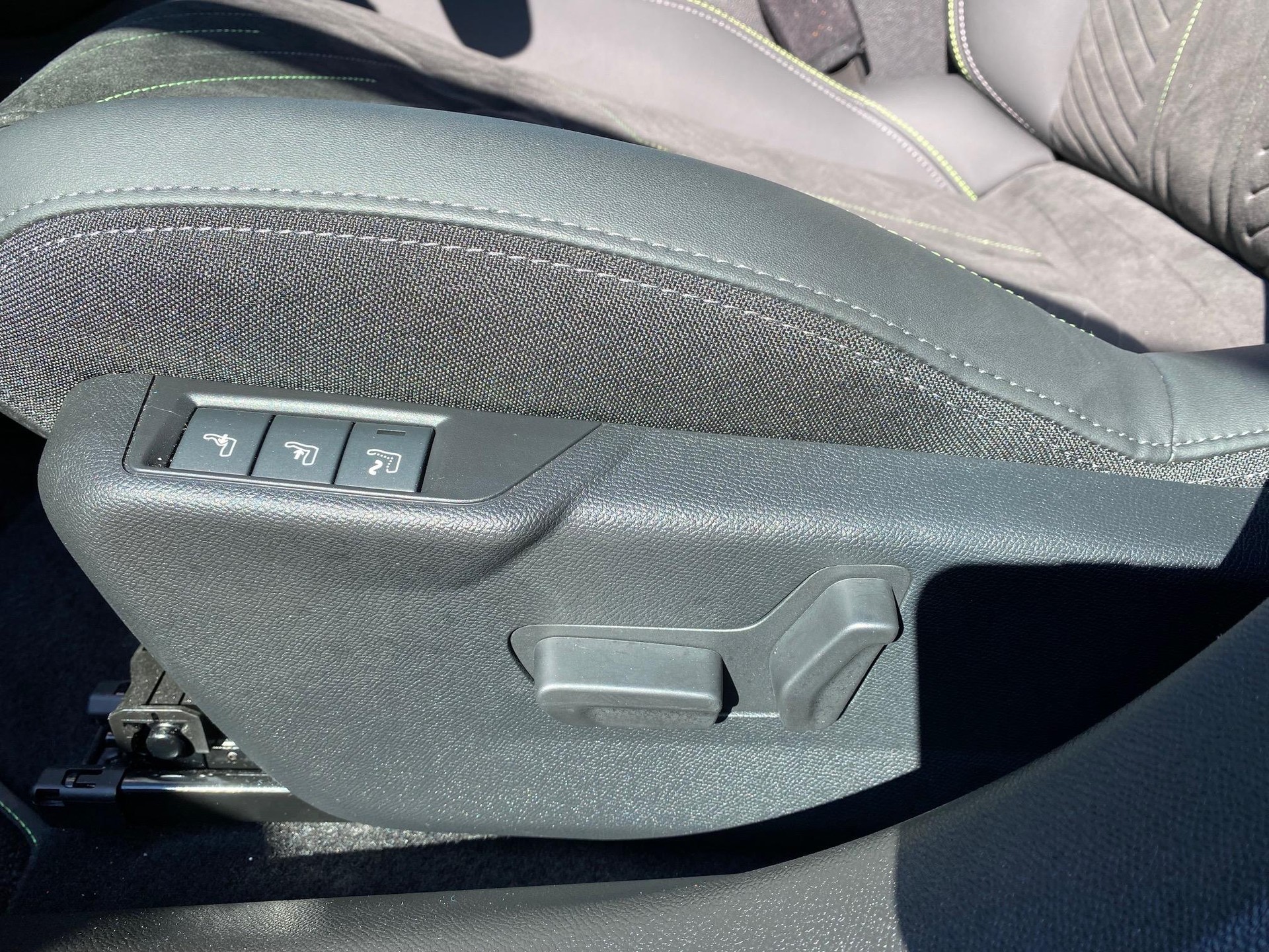 PEUGEOT 208 1.2 Hybrid 145 GT-image-11