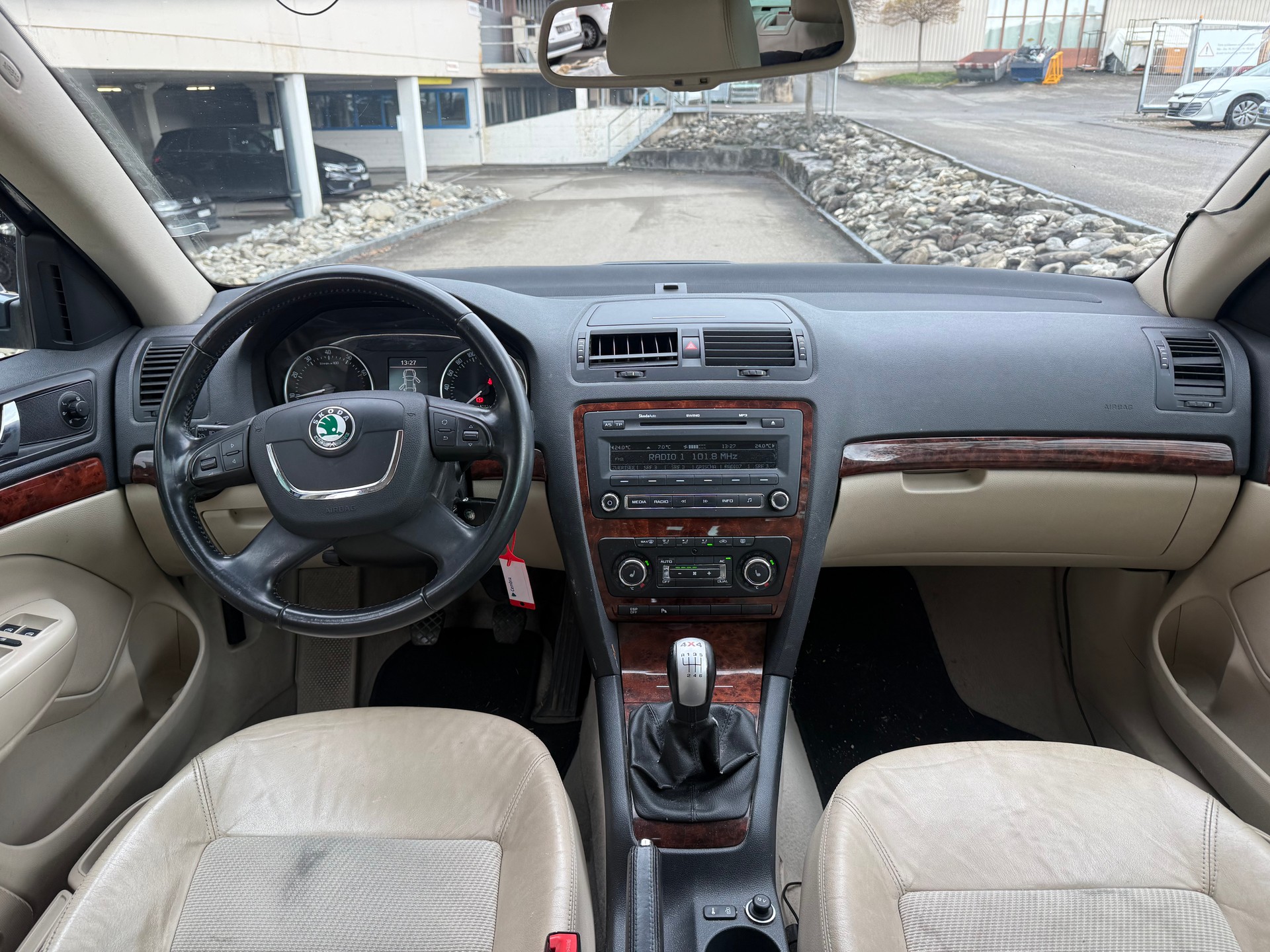 SKODA Octavia Combi 1.8 TSI Adventure 4x4-image-6