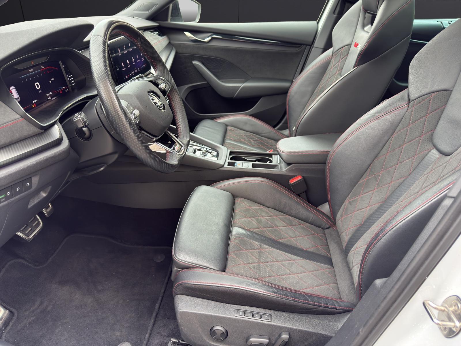 SKODA Octavia Combi 1.4 TSI PHEV 245 RS DSG-image-9