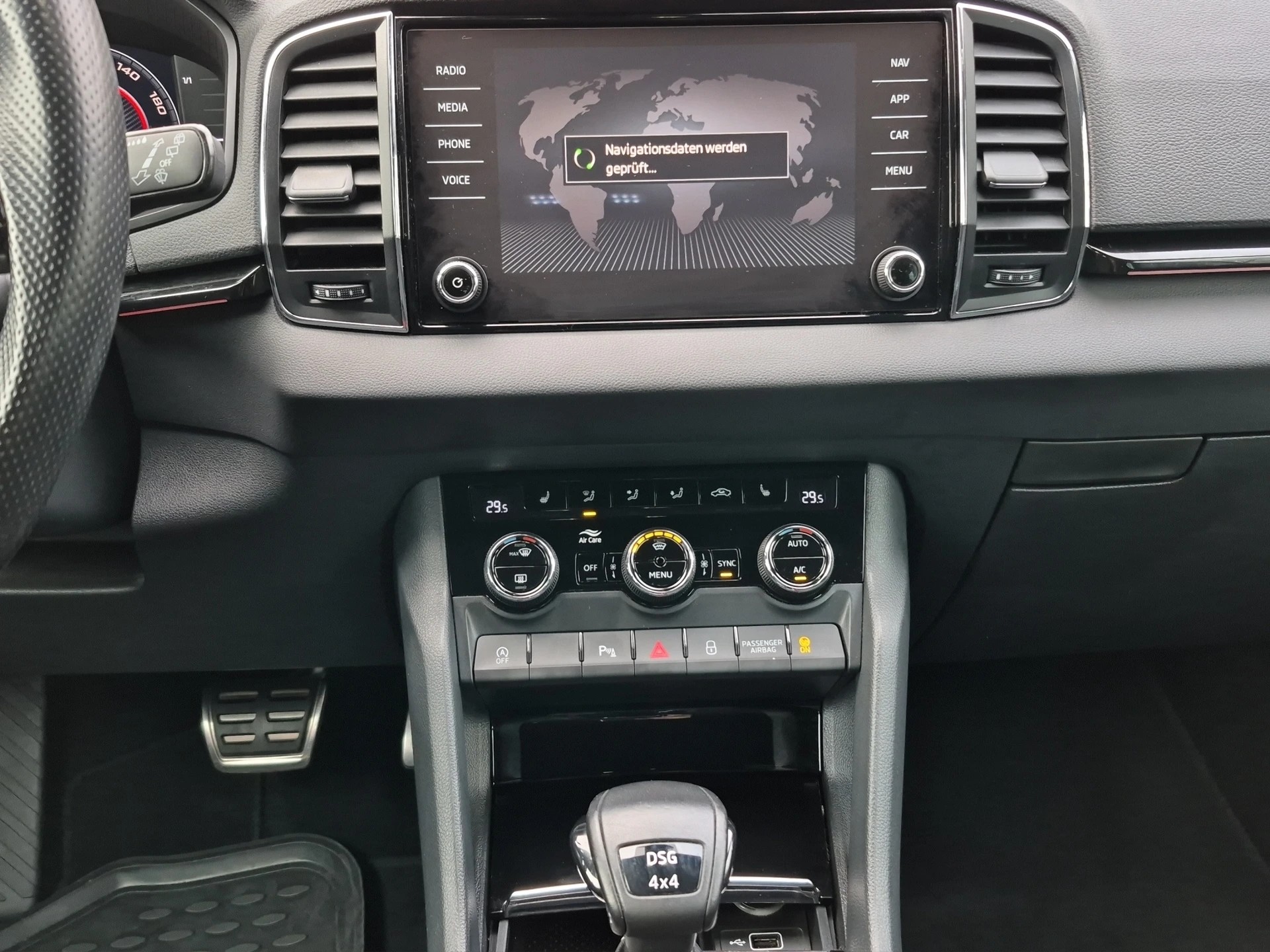 SKODA Karoq 2.0 TDI SCR SportLine 4x4 DSG *AHK*-image-8